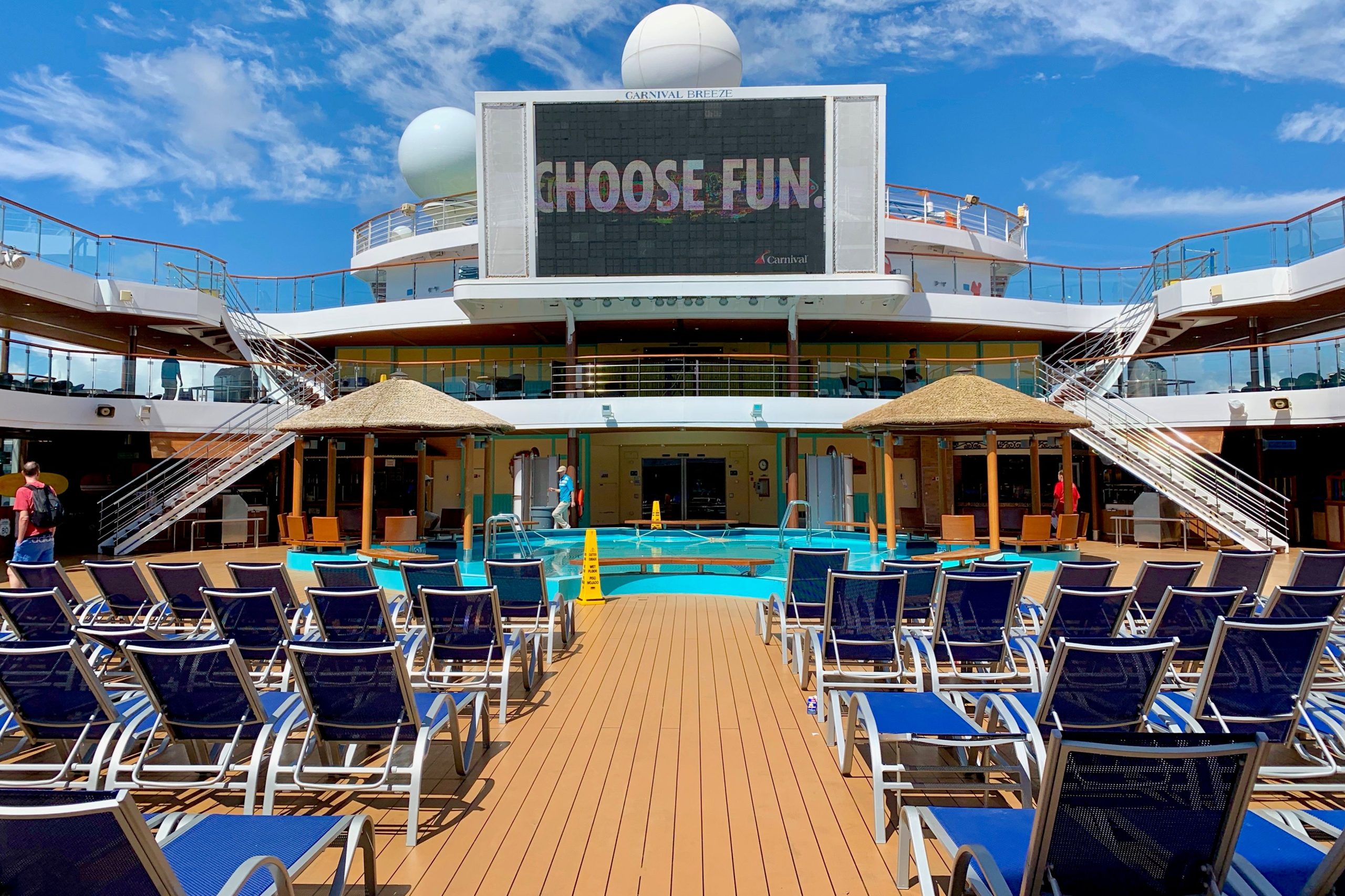 「彼らは心を失いました」：カーニバルクルーズラインのゲストは、彼らが偽物だと思ったプール料金に不信感を抱いています