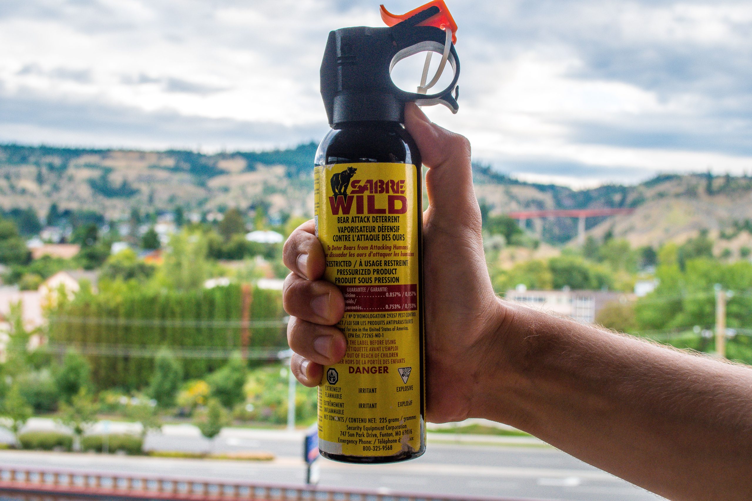 アメリカ人はカナダのトップ国立公園のクマのスプレー警告に目を向けています