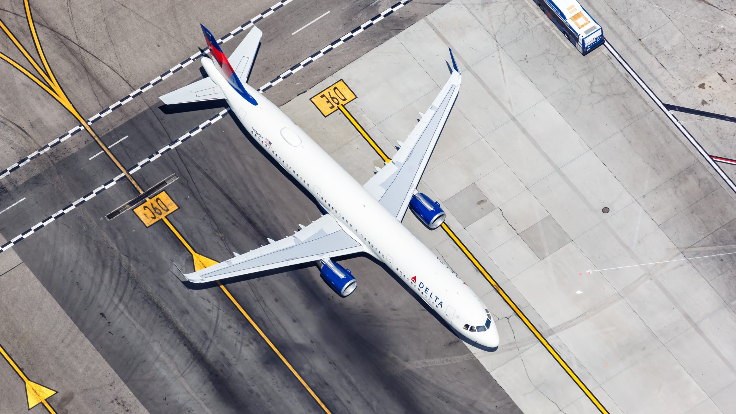 オーランドに縛られたデルタ航空ラインフライトは、「燃料漏れの疑い」が迂回を促してから10時間以上遅れました