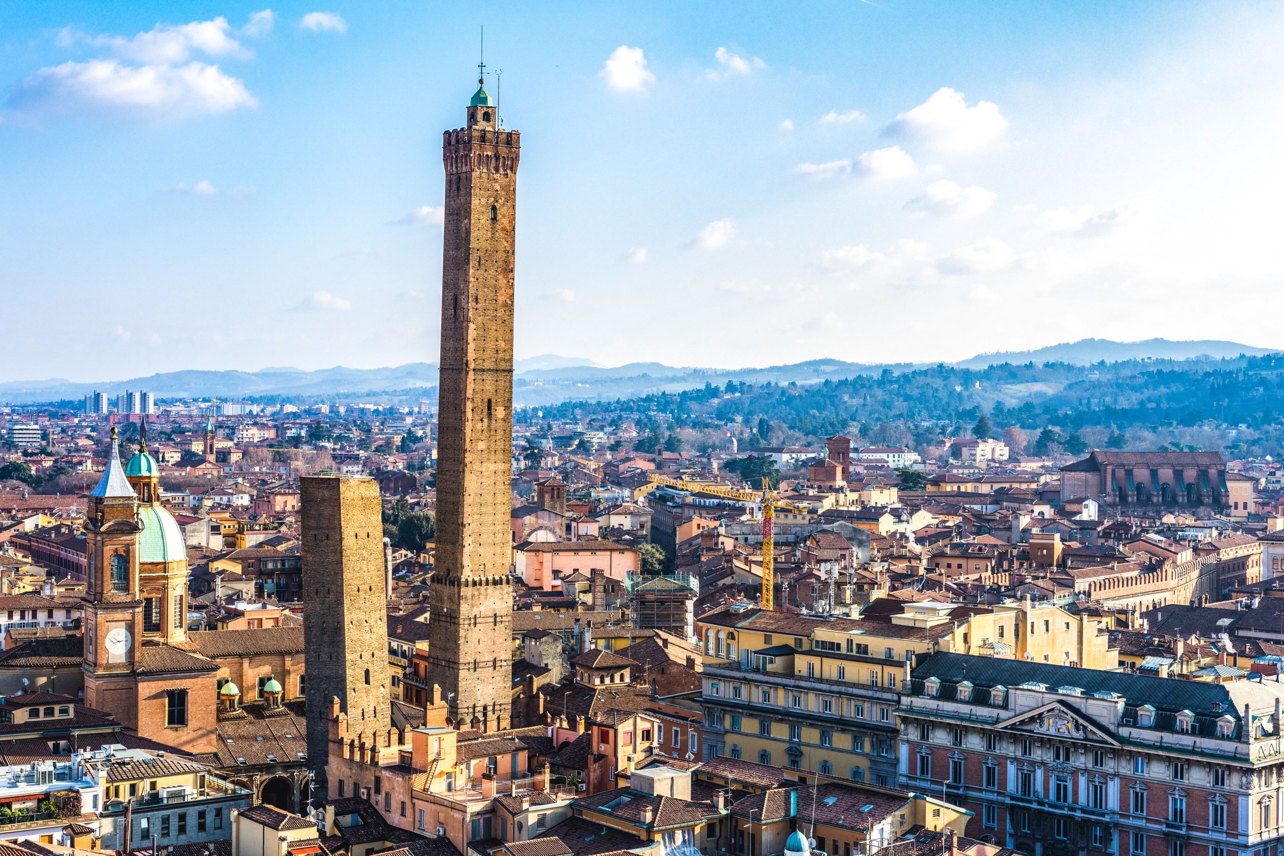 イタリアの傾斜のピサの塔は、実際には曲がった建物だけではありません