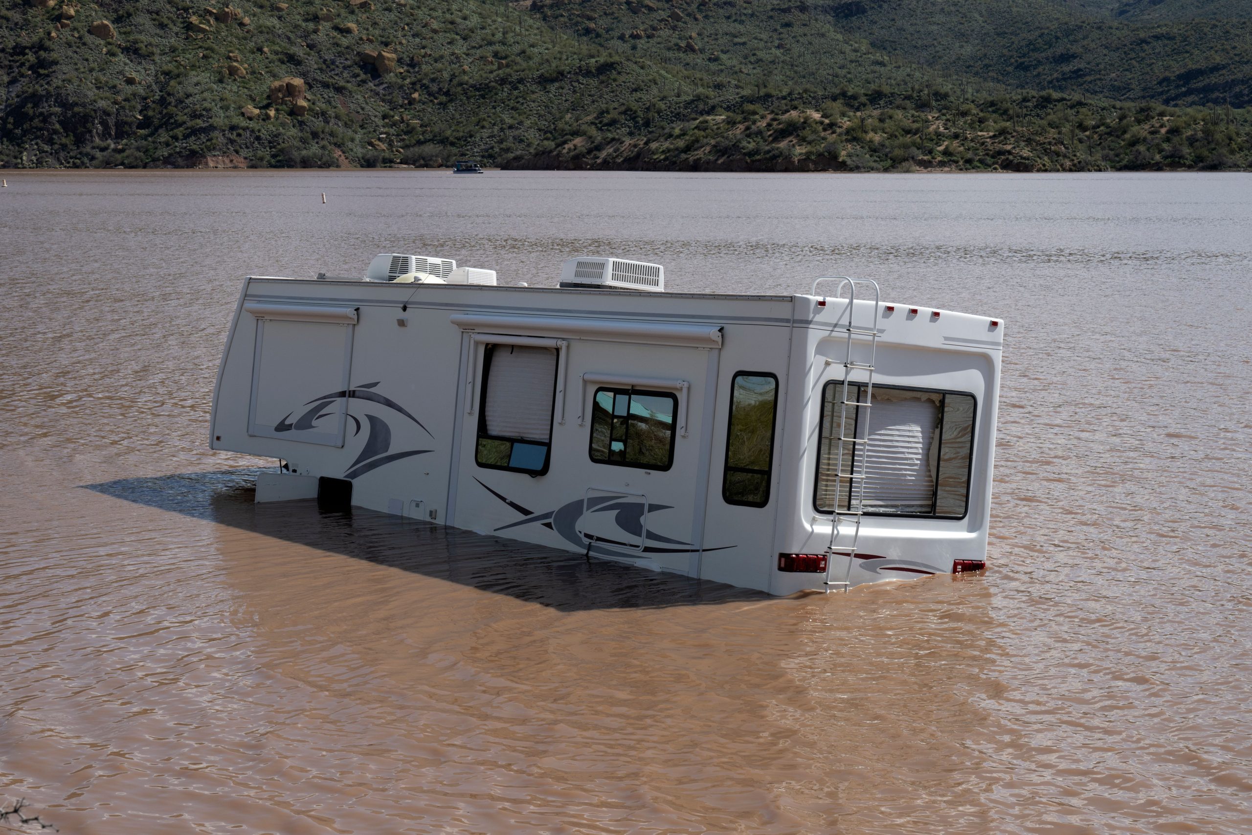 鉄砲水が地域を破壊すると、テキサスとノースカロライナで複数のキャンプ場が一掃されました