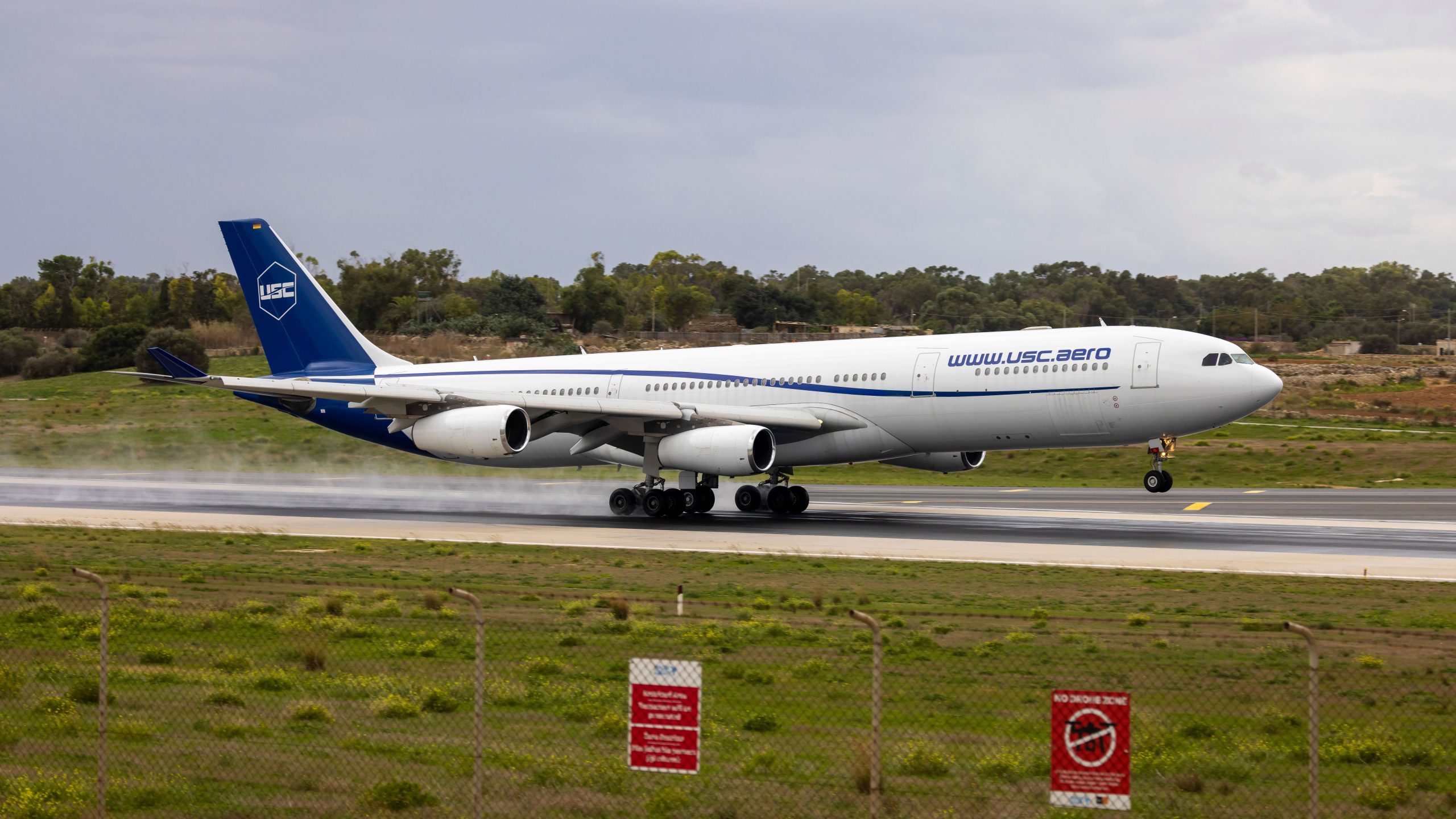 この航空会社は、20歳の飛行機でエアバスA340-300フライトを開始します