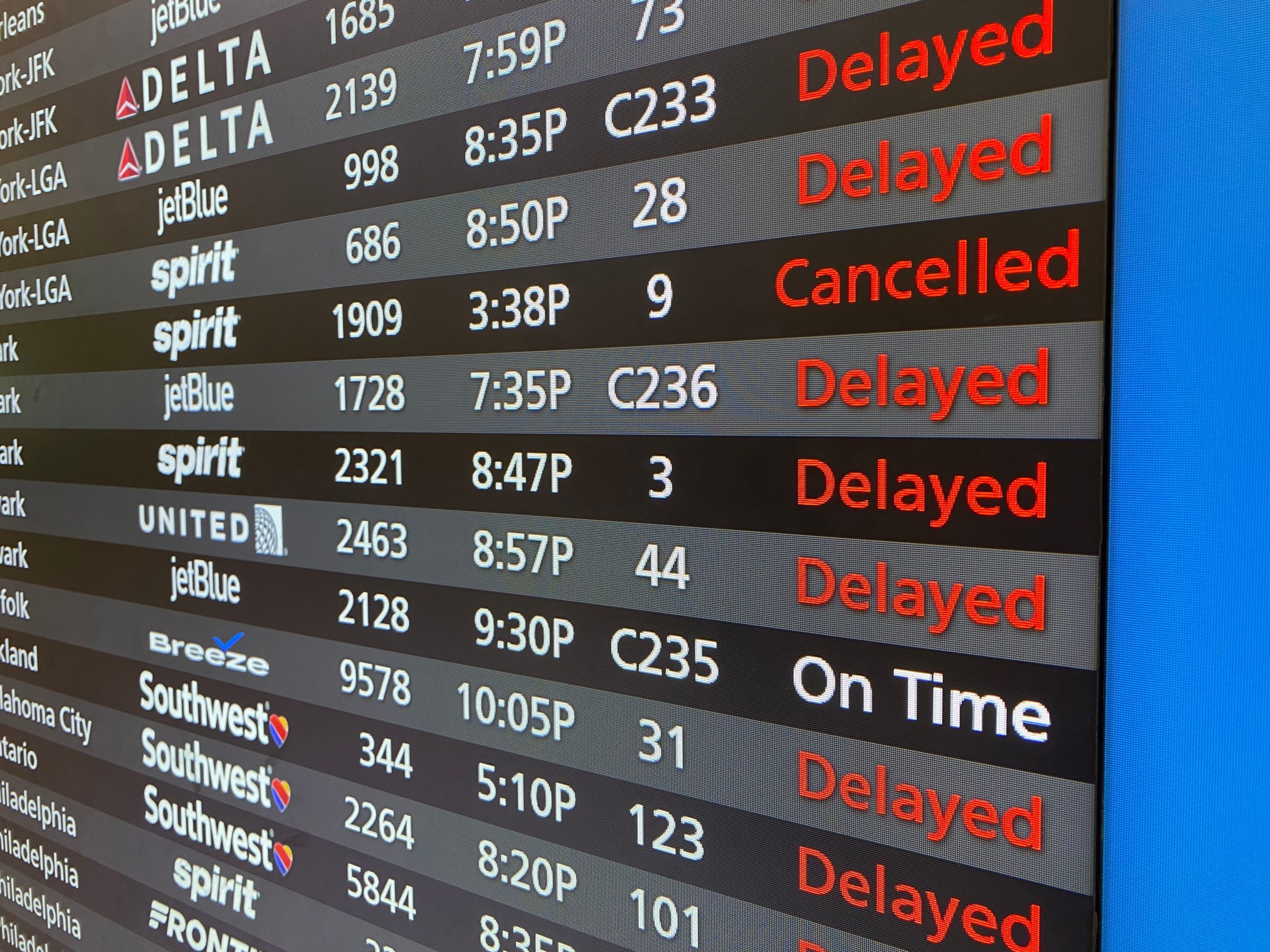 この7月4日の週末にフライトのキャンセルと遅延に対処する方法