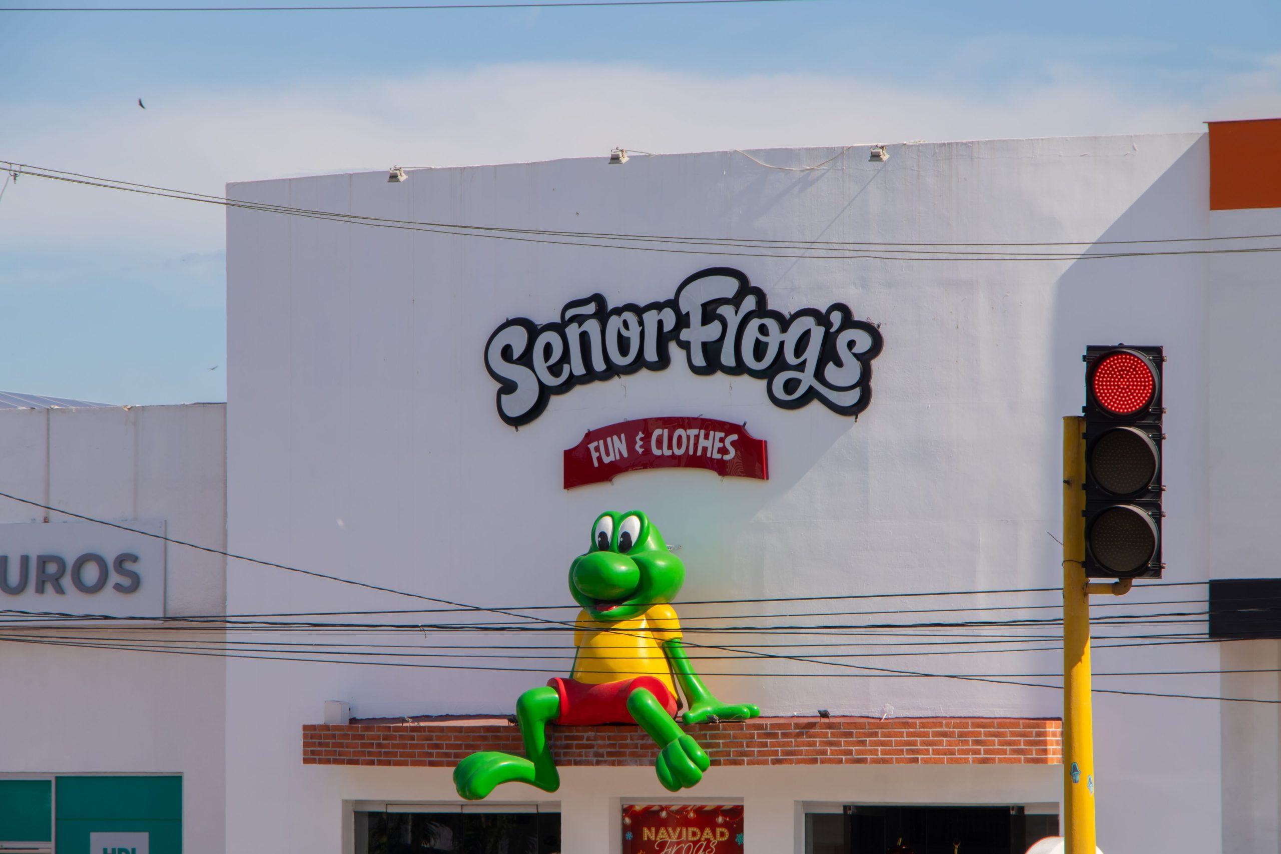 カナダ人はメキシコの象徴的なセニョール・カエルの建物が取り壊された後に悲しんだ