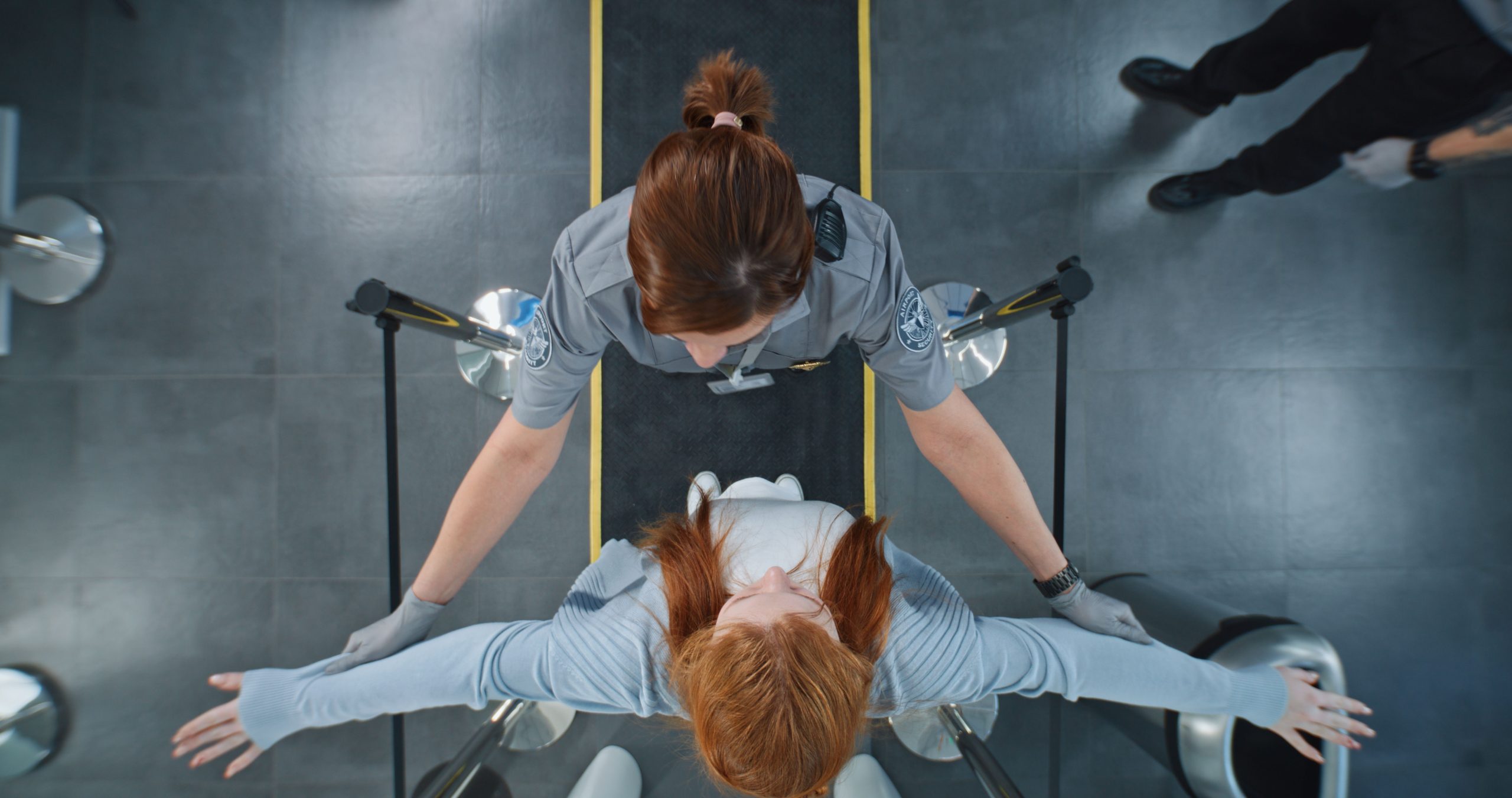 TSAの労働者は、賢い隠れ場所を使用して飛行機にナイフを忍び込ませようとする乗客を捕まえた後にショックを受けました