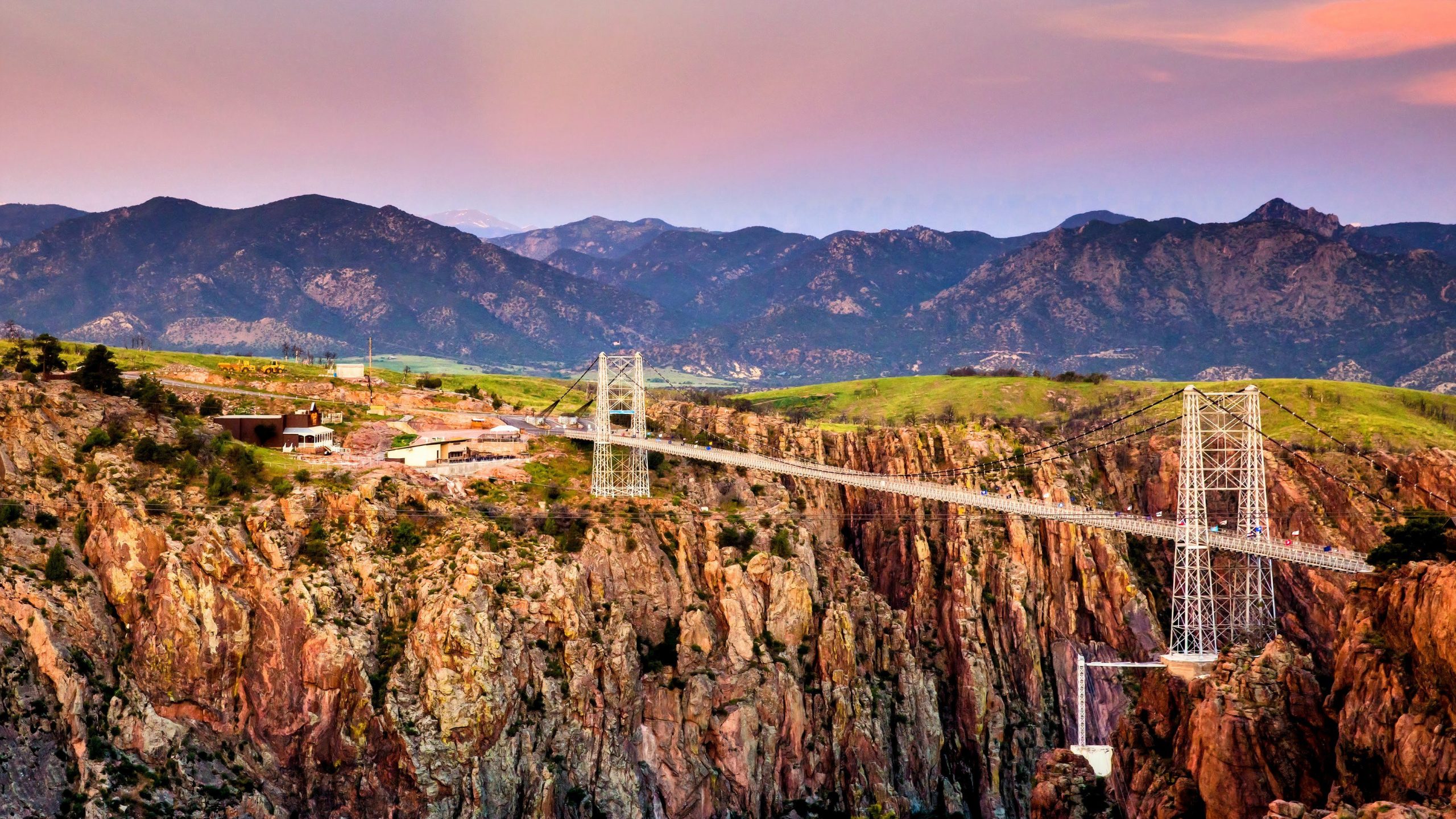 この手頃な価格のコロラドスプリングスは、壮大な峡谷と歴史的な小さな町の雰囲気を持っています