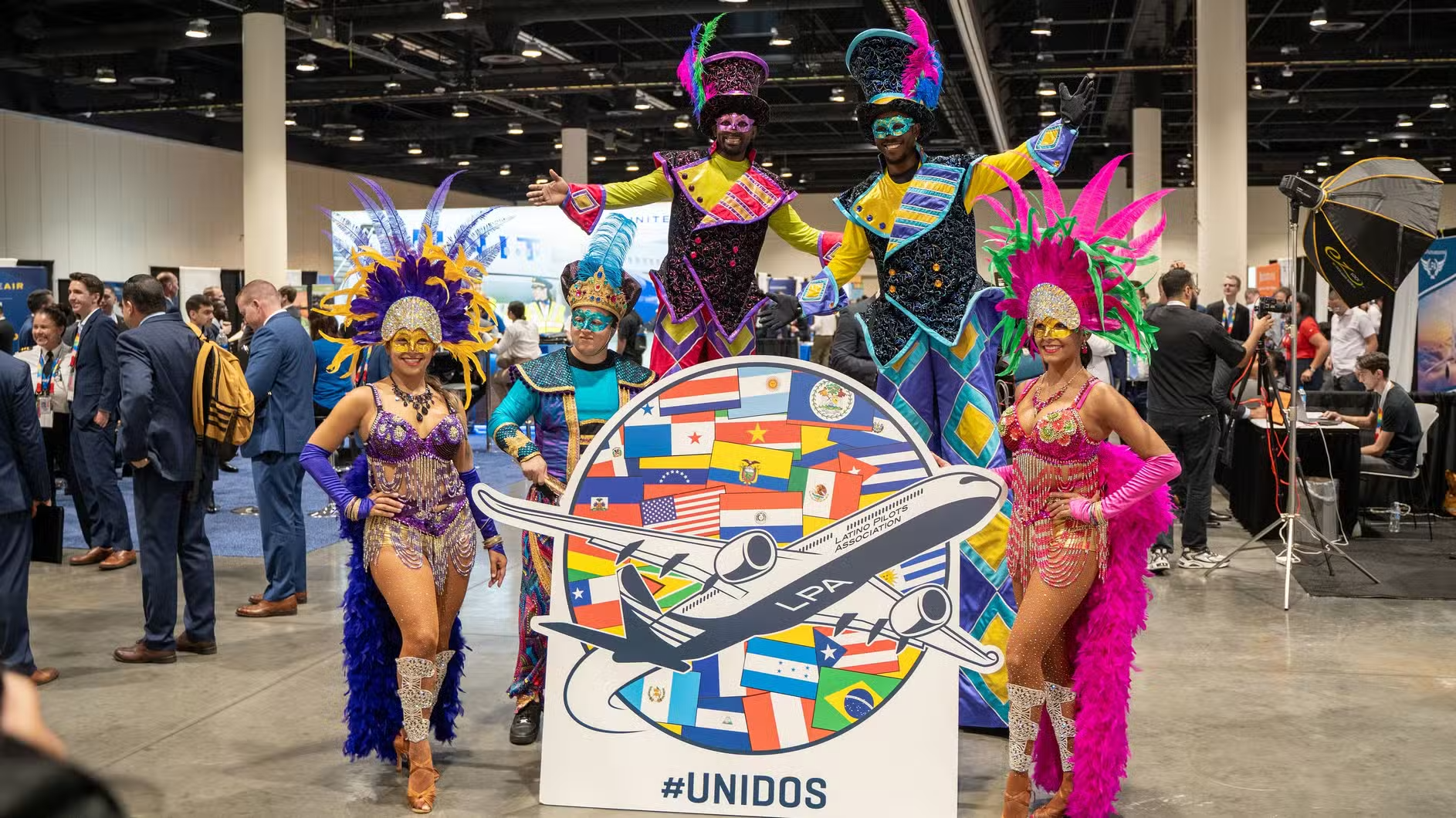 航空宇宙計画のラテン系の専門家は、将来の飛行士を刺激し、教育するための第3博覧会