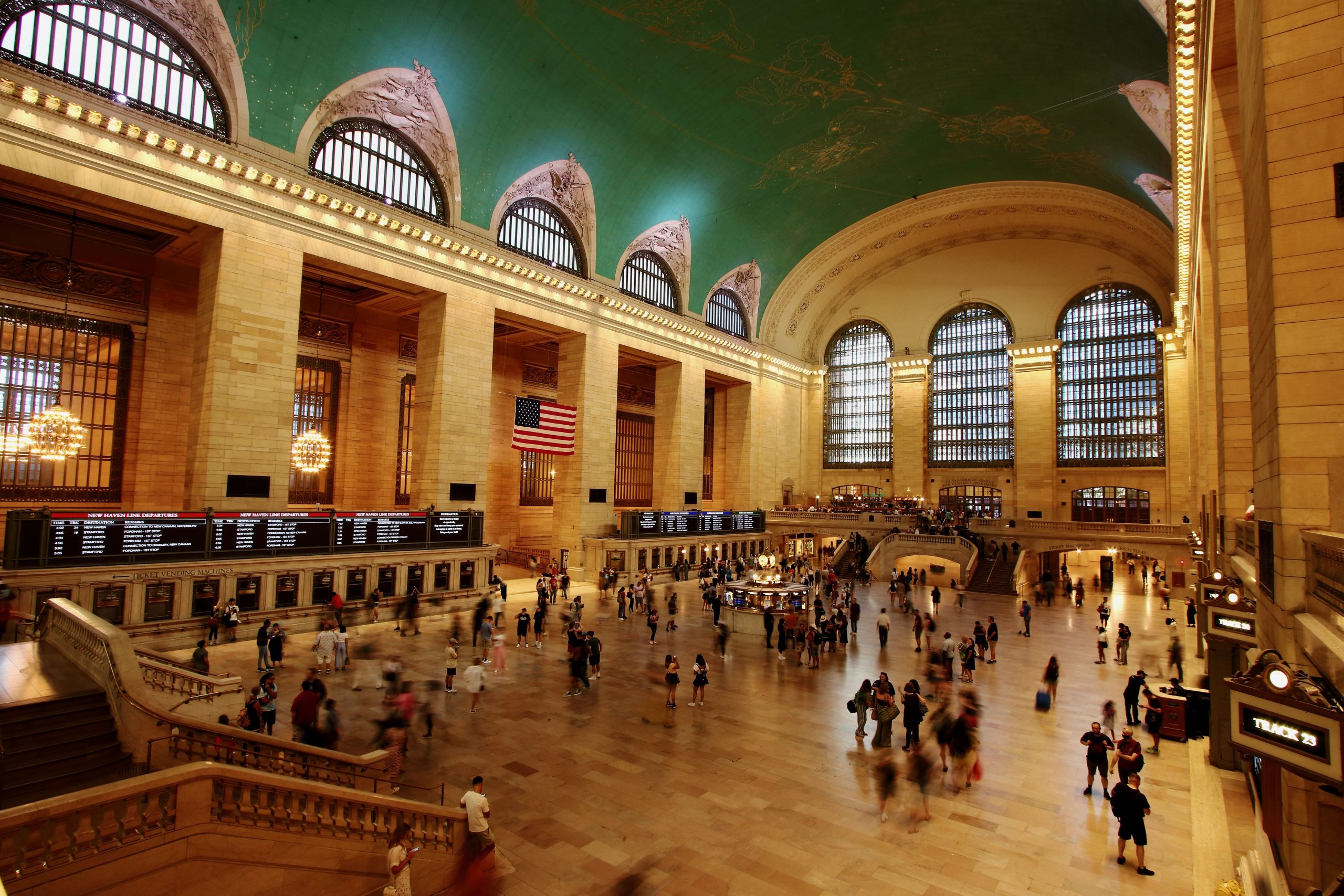 アメリカで最も美しいバーは駅に隠されています