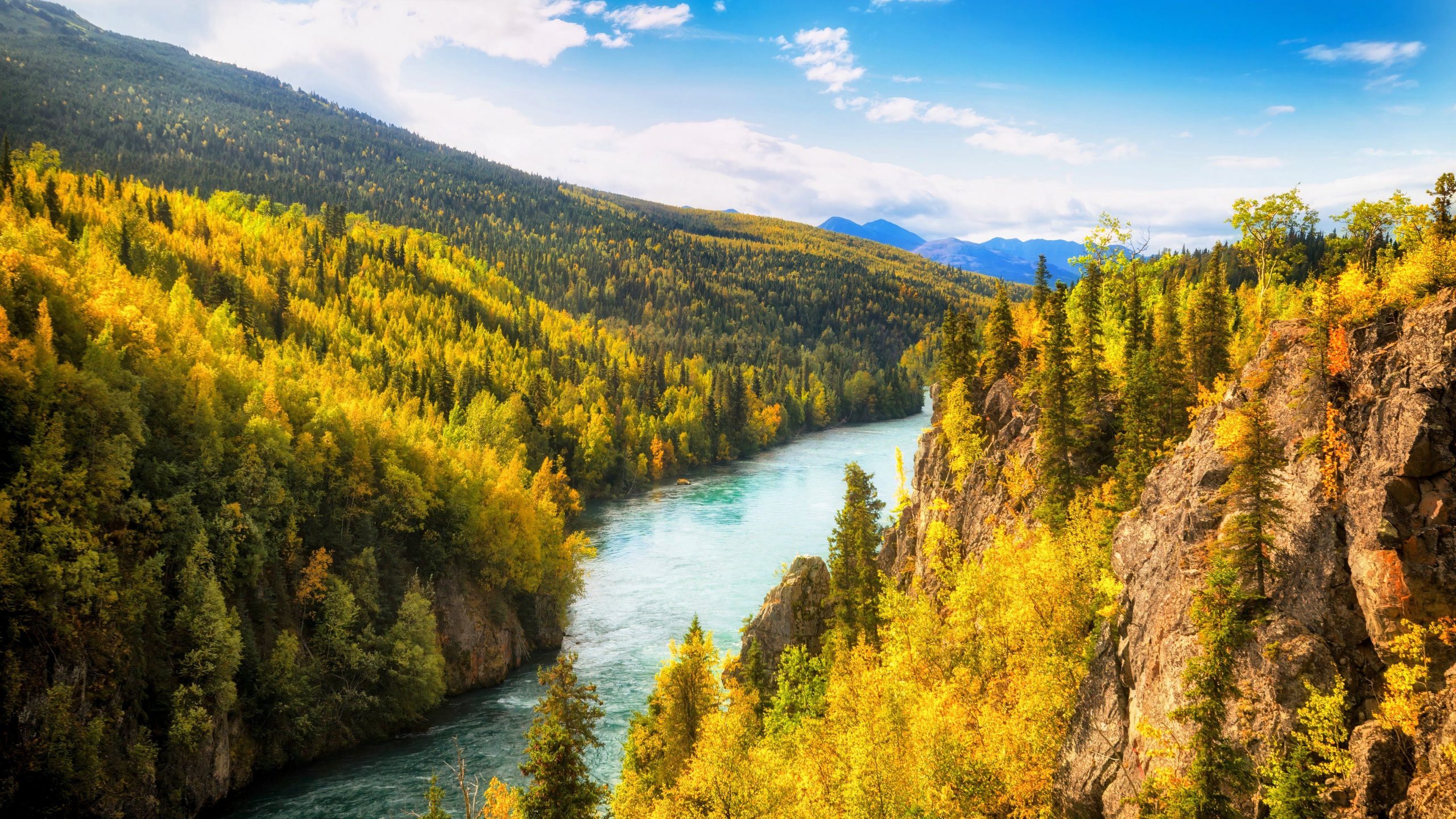 このあまり知られていないアラスカ公園は、壮大な風景で岩だらけの山々に匹敵します