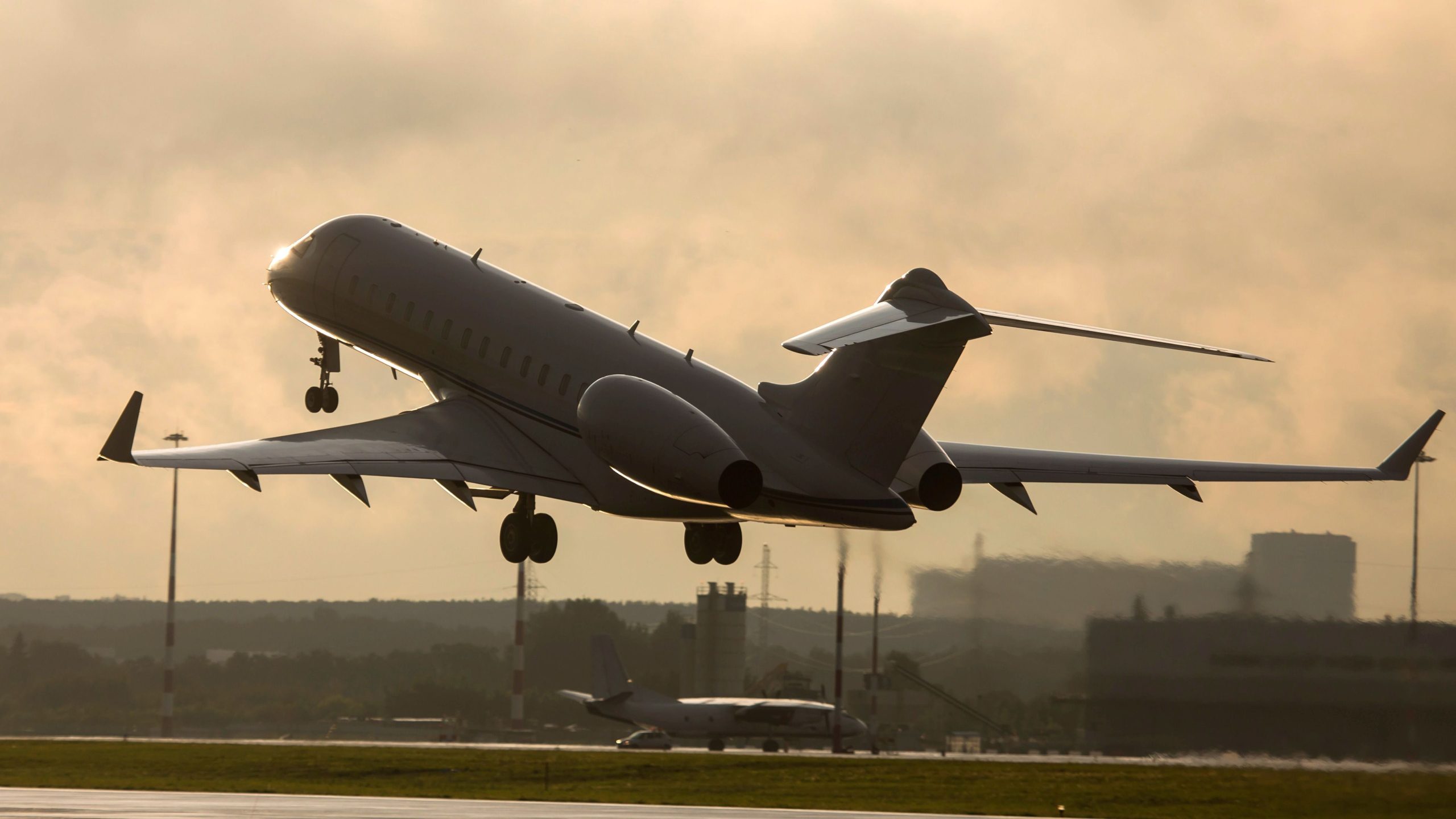 英国上のソニックブーム：RAFタイフーンはプライベートジェットを迎撃します