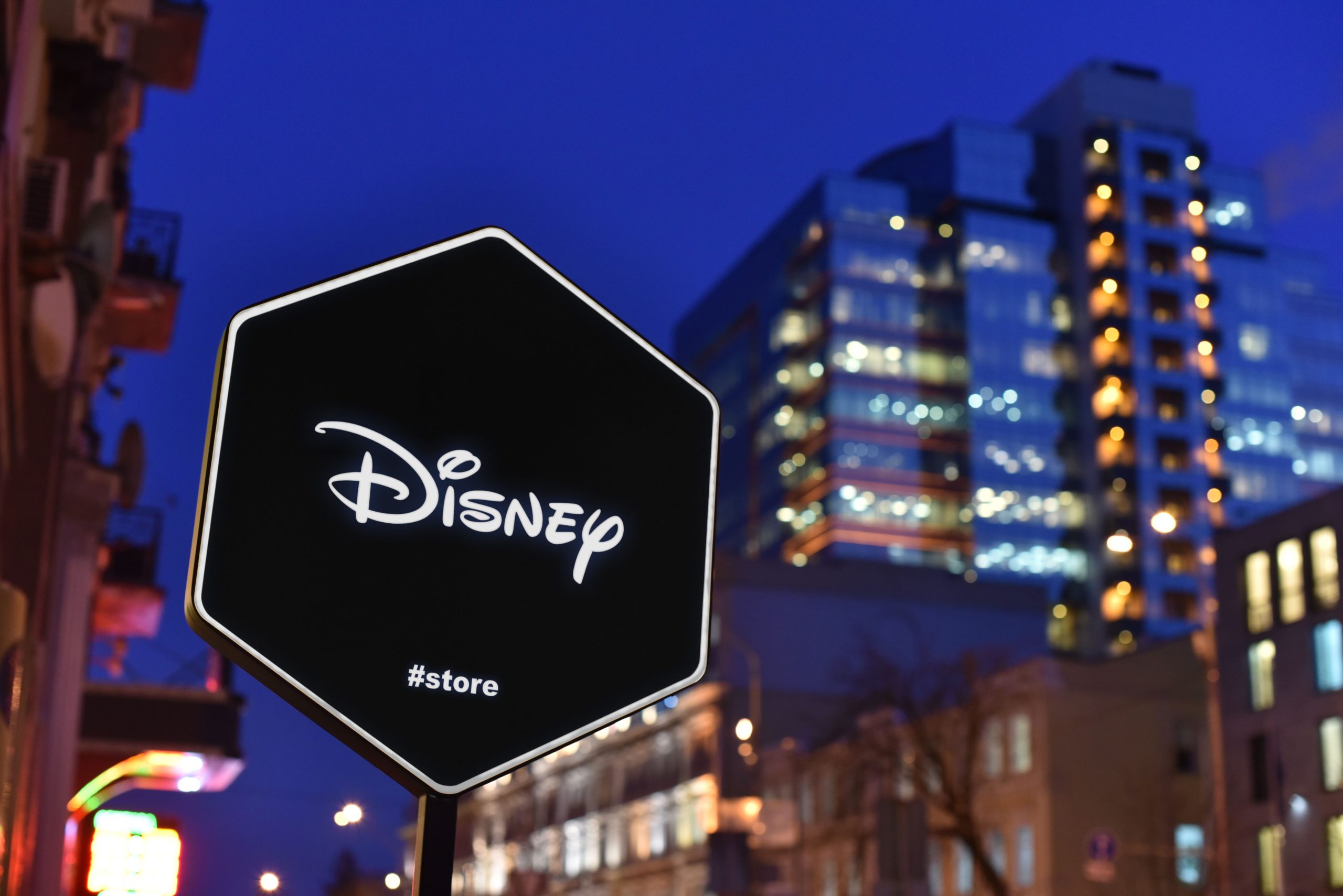 ディズニーワールドの訪問者は、代わりに生涯禁止であったはずの5,000ドルの罰金を獲得します