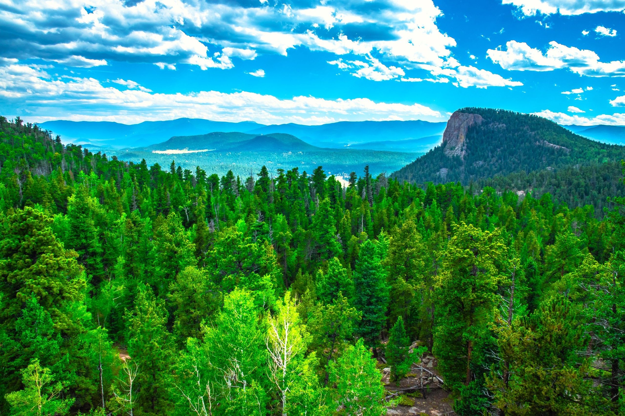 このあまり知られていないコロラドパークは、ゴツゴツした景色、高高度のハイキングなどでロッキー山脈に匹敵します