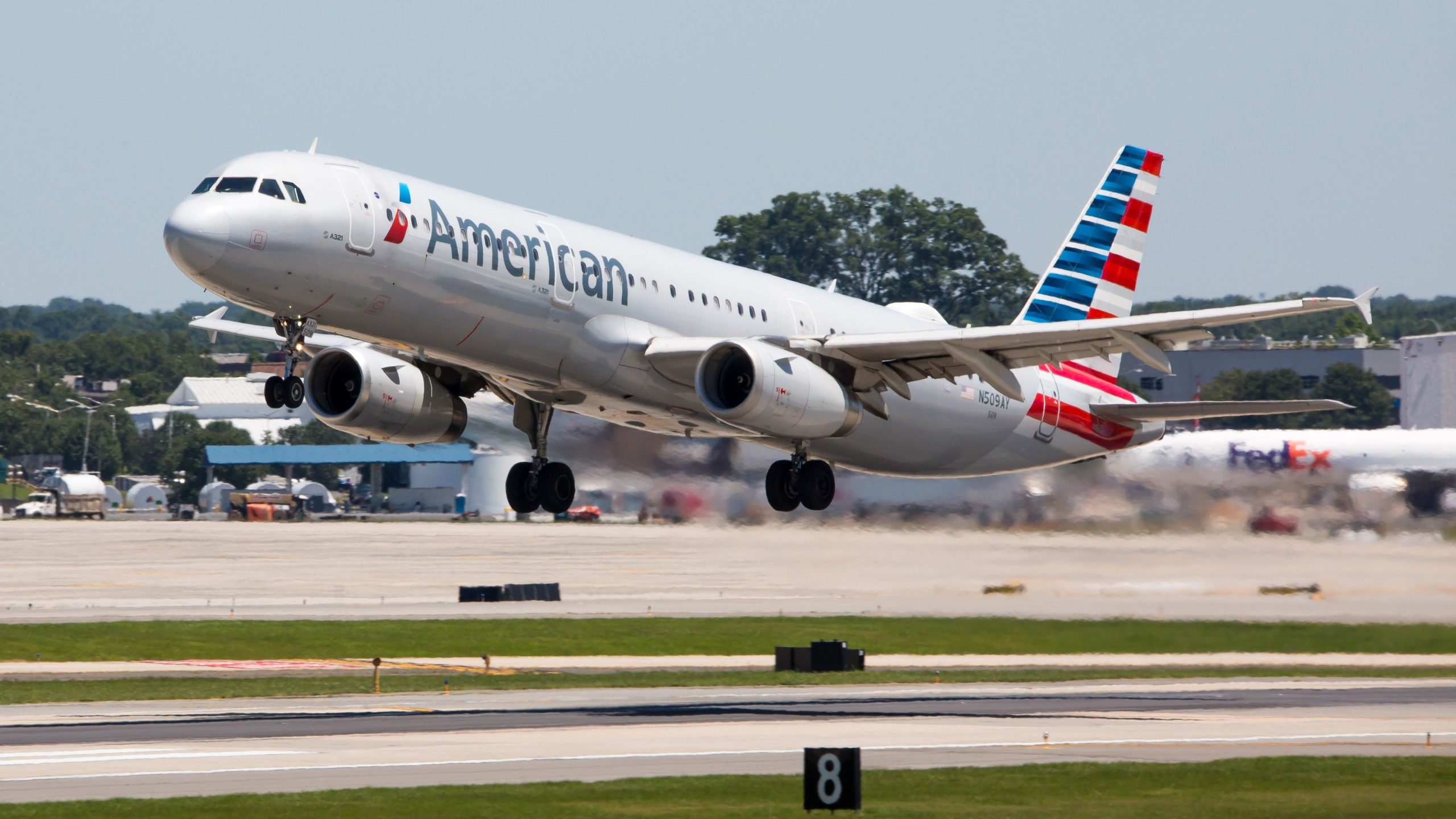 アメリカン航空は、シャーロットダグラス空港に新しいグラブアンドゴー提督ラウンジをオープンします