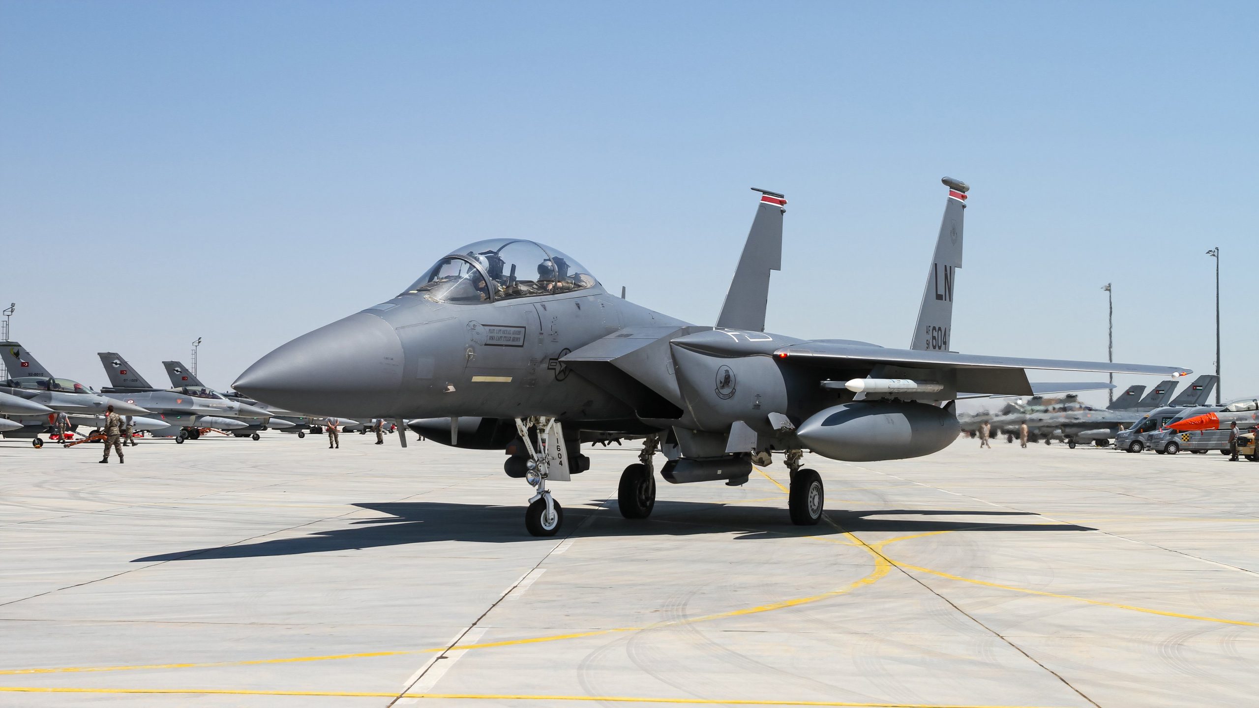 マサチューセッツ州の地面にいる間、乗客は誤ってF-15から排出します