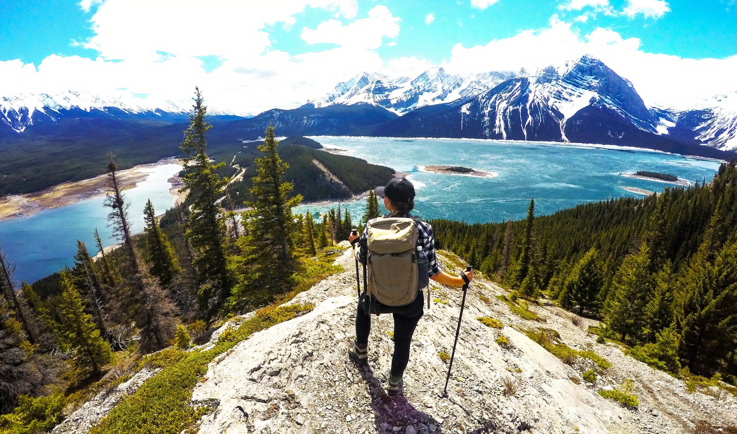 この手頃な価格のバンフの見た目は壮大な高山の湖と素朴な雰囲気を持っています