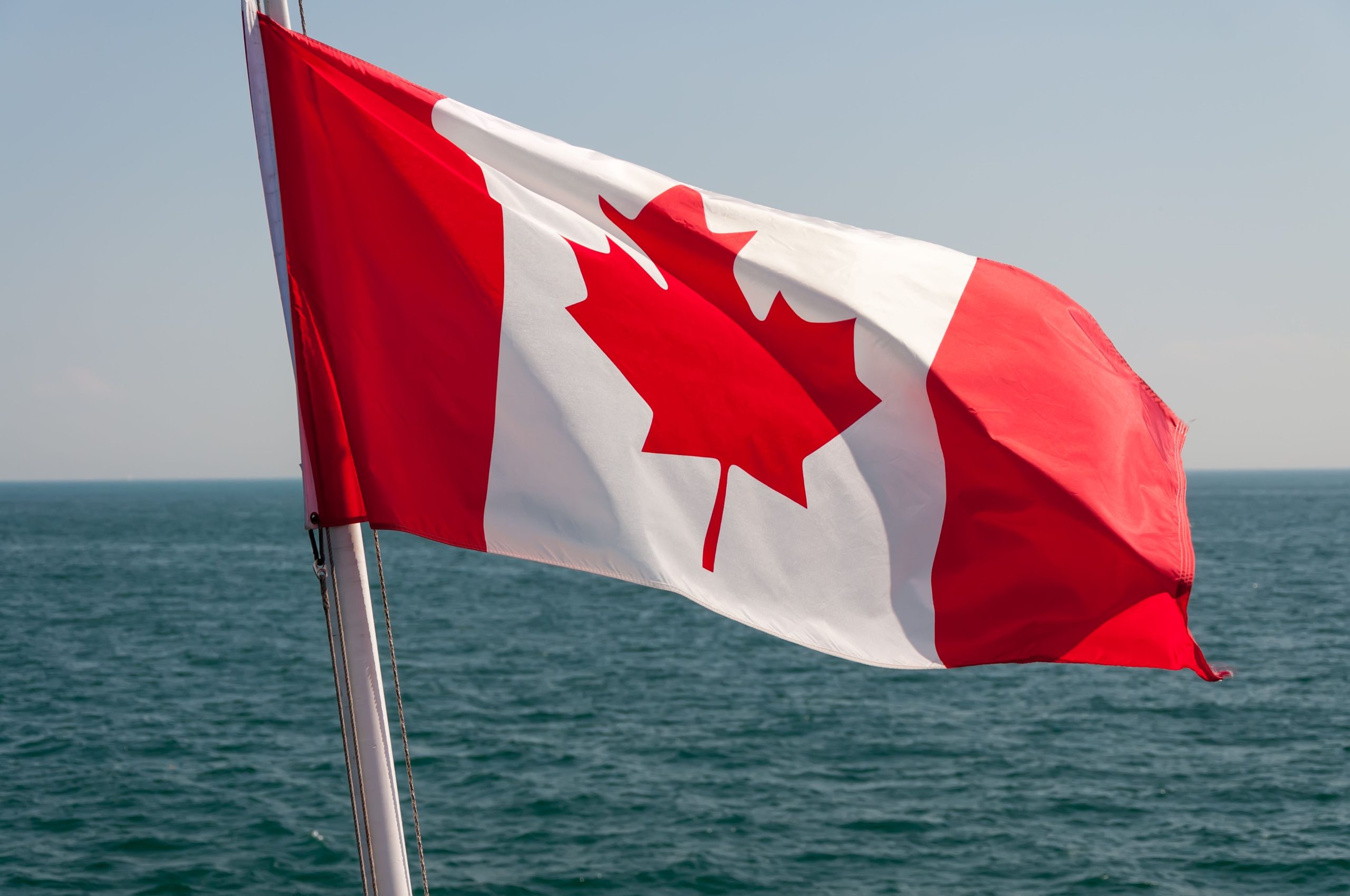 カナダ人は、最愛の湖が突然消えた後、離れるように言われています