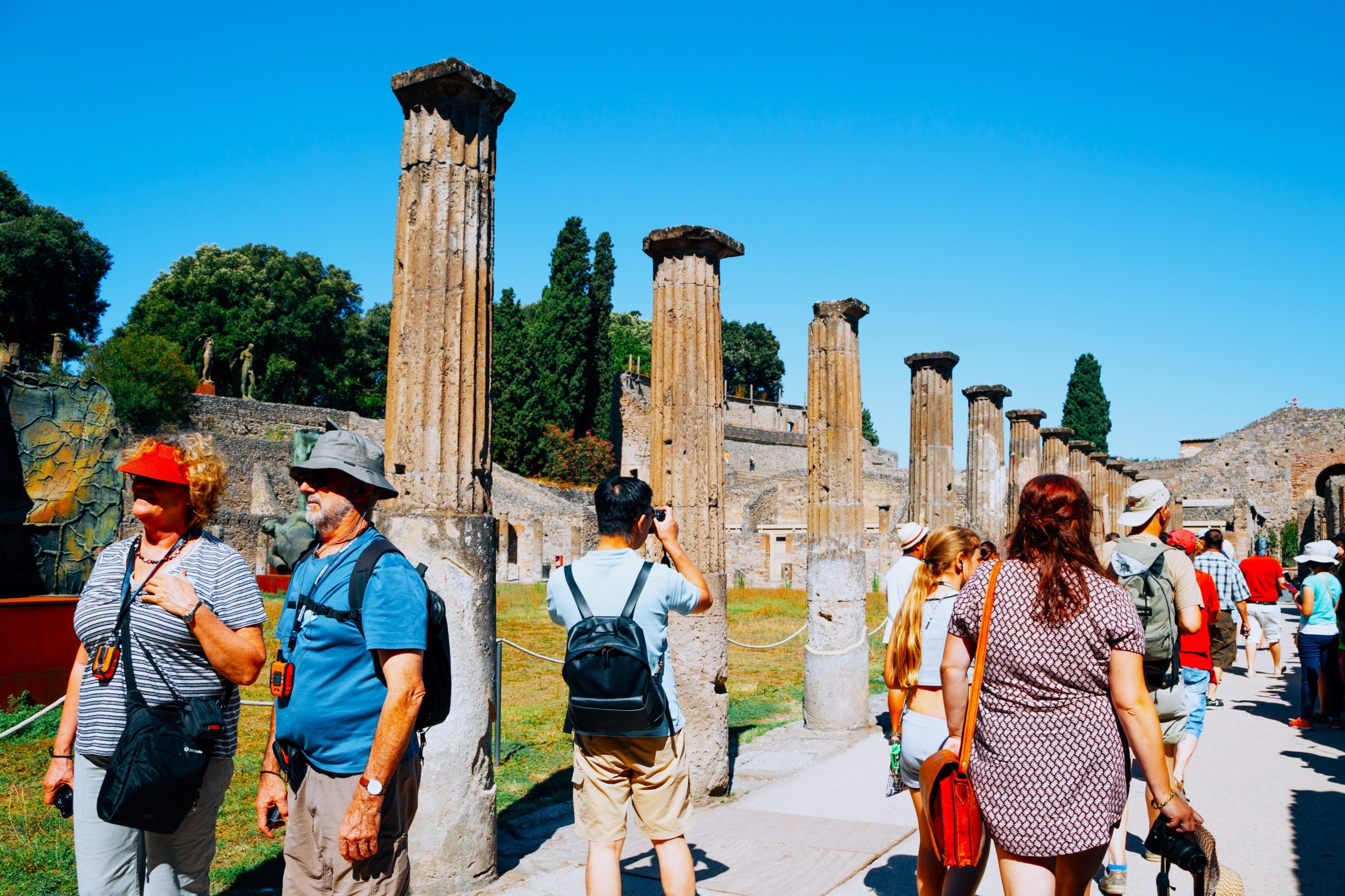 ポンペイからの赤い盗みを捕まえた観光客は、刑務所の時間と古代の呪いに直面している