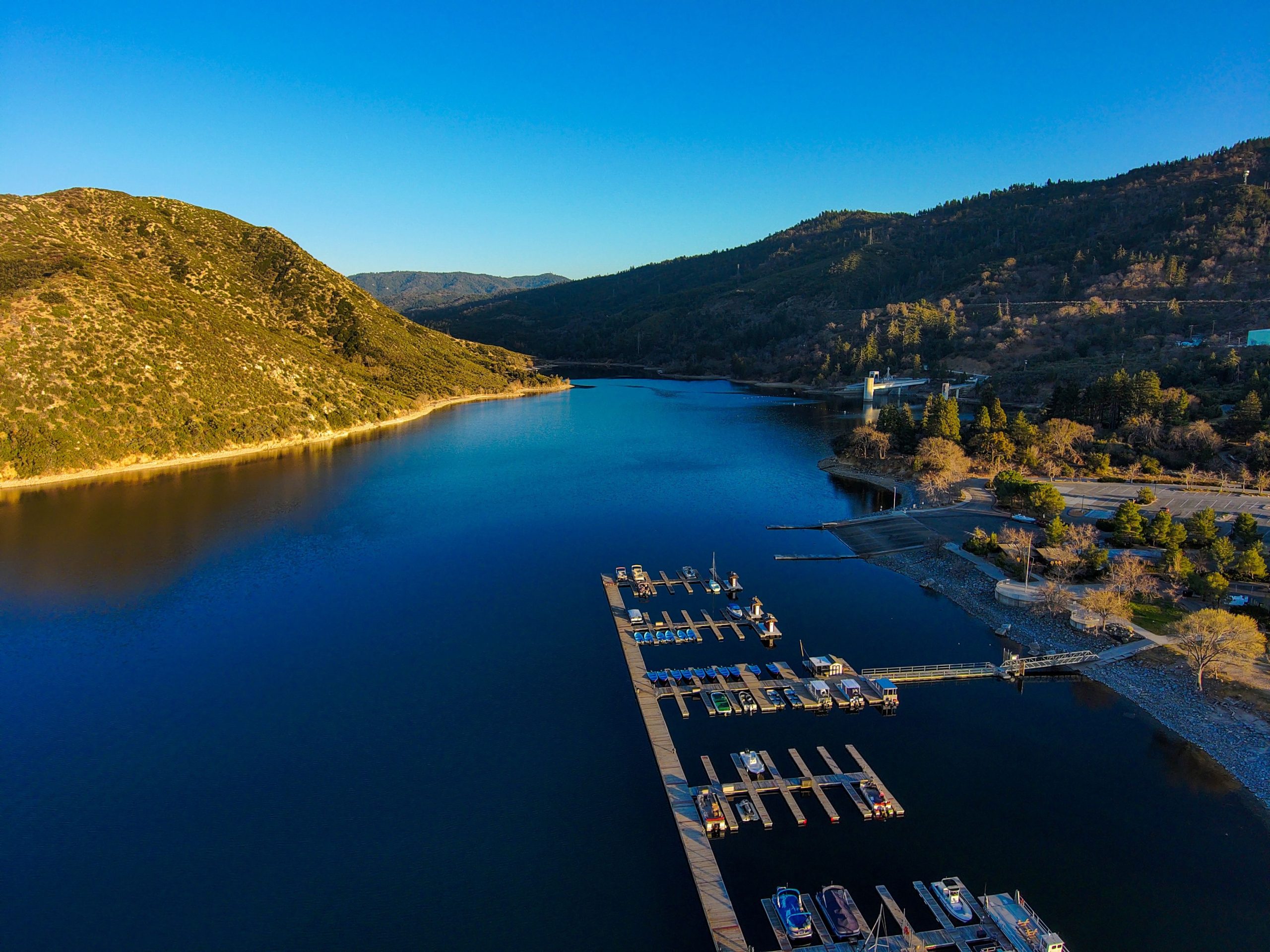 カリフォルニアの最愛の湖は、訪問者に無期限に水から離れるように頼んだ後、騒ぎを起こします