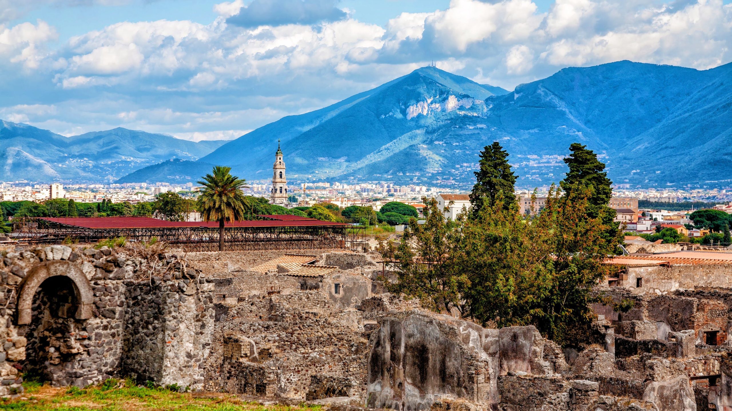 考古学者は、ポンペイの生存者が遺跡の中で町を再建した可能性があることを明らかにしました