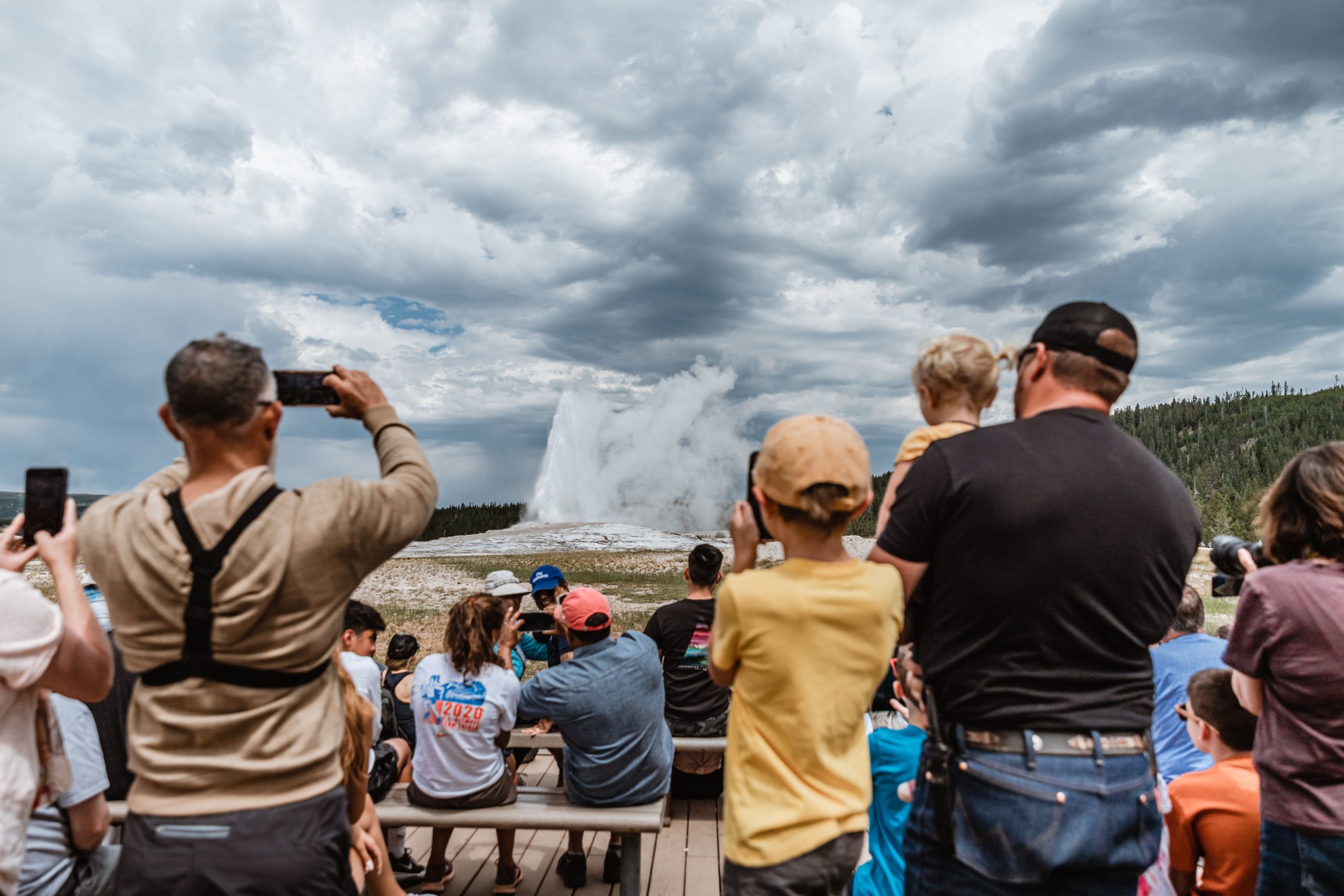 イエローストーン国立公園の訪問者は、古い忠実なock笑を作っているのを捕まえました：家族は禁止された電動車両を使用します
