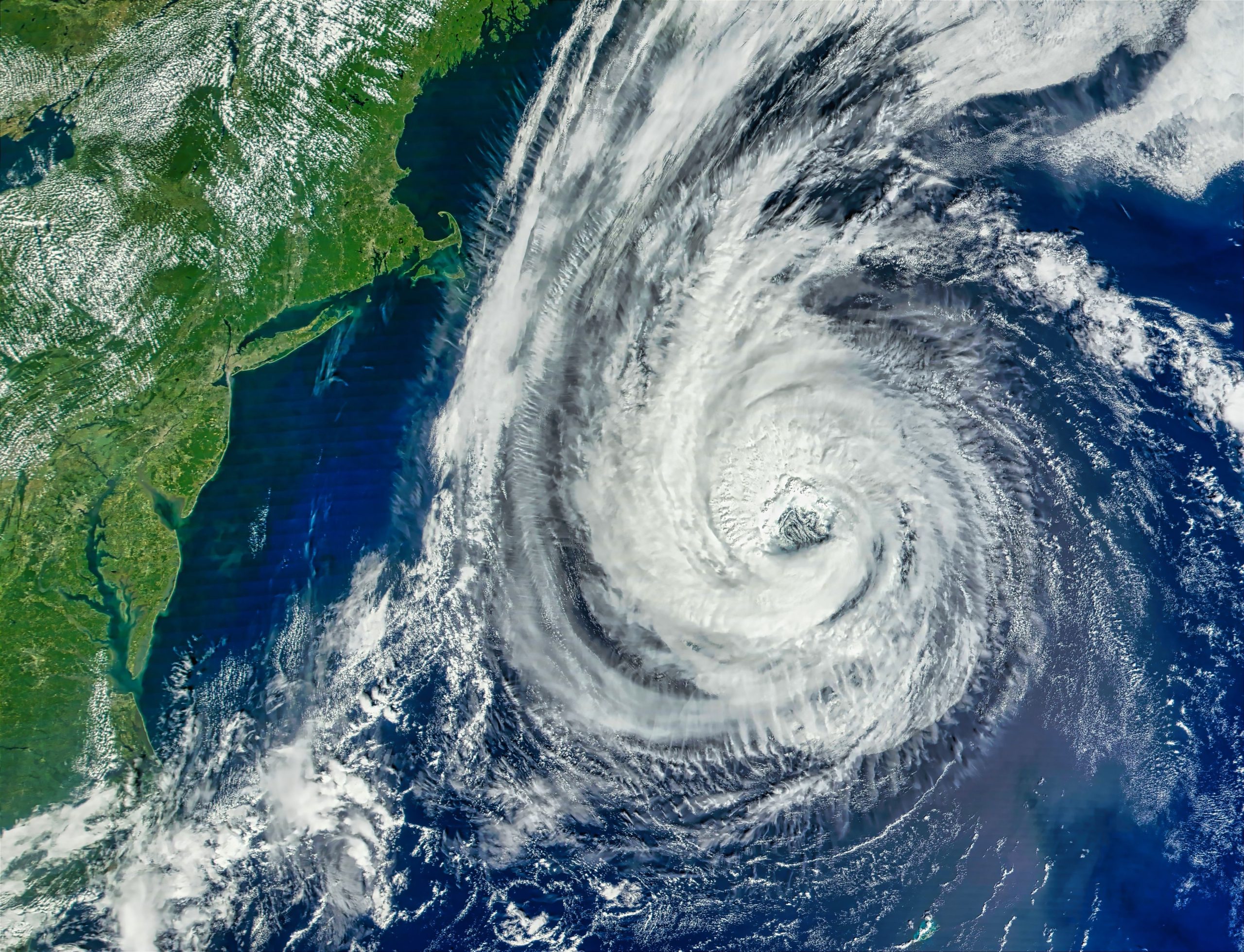 ハリケーンエリンは、ノースカロライナ州のトップビーチに深刻な洪水をもたらし、主要な高速道路閉鎖をもたらします