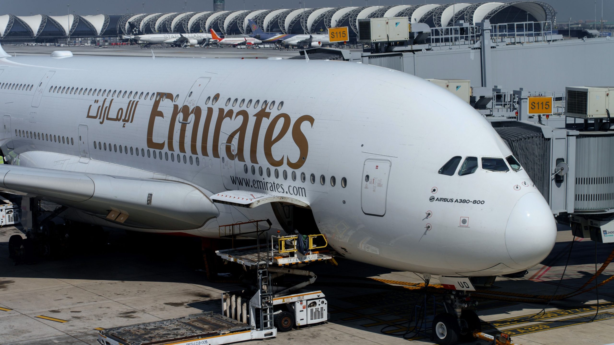 もう一度減った？エミレーツはエアバスA380フライトをロンドンガトウィックへのフライト3倍からわずか1倍に毎日カットします