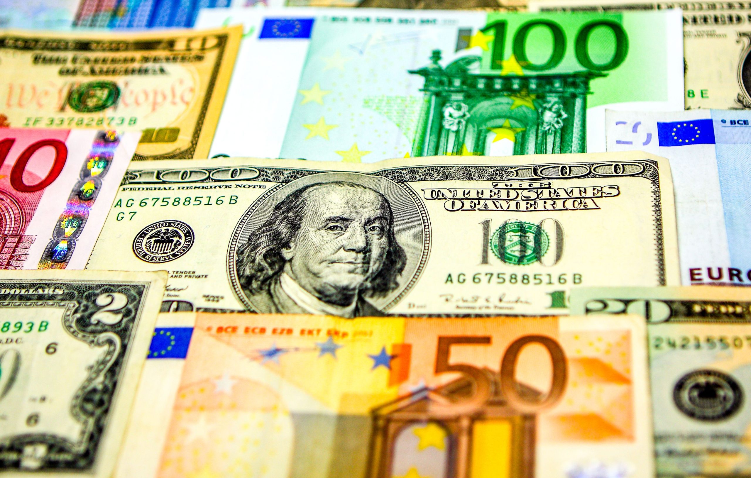 アメリカ人とカナダ人は、欧州連合の更新が進行するための厳格な規則として旅行することを禁止されていることを語った