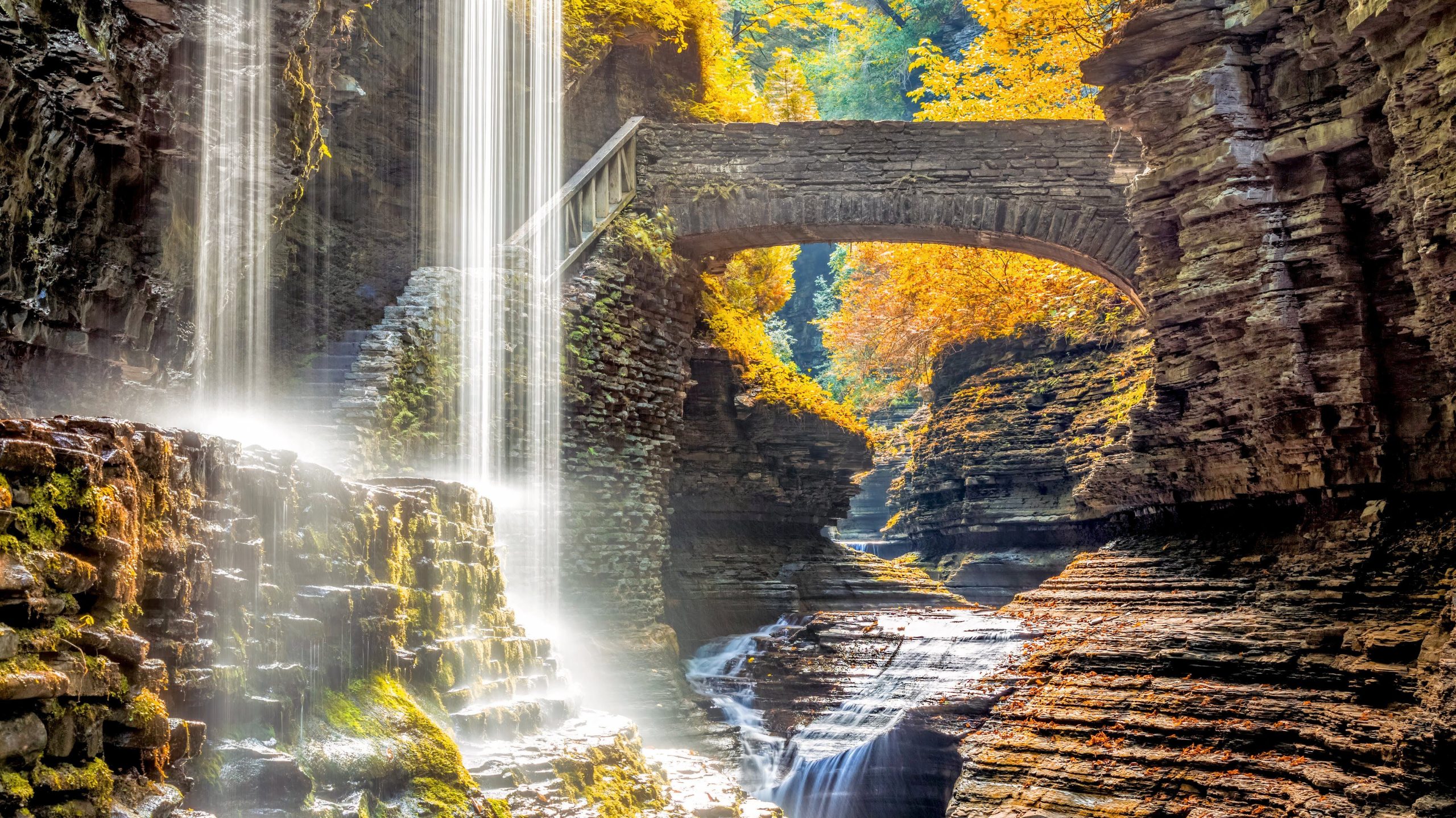 アメリカで最も人気のある州立公園は公式にはこの滝に満ちた衝撃です
