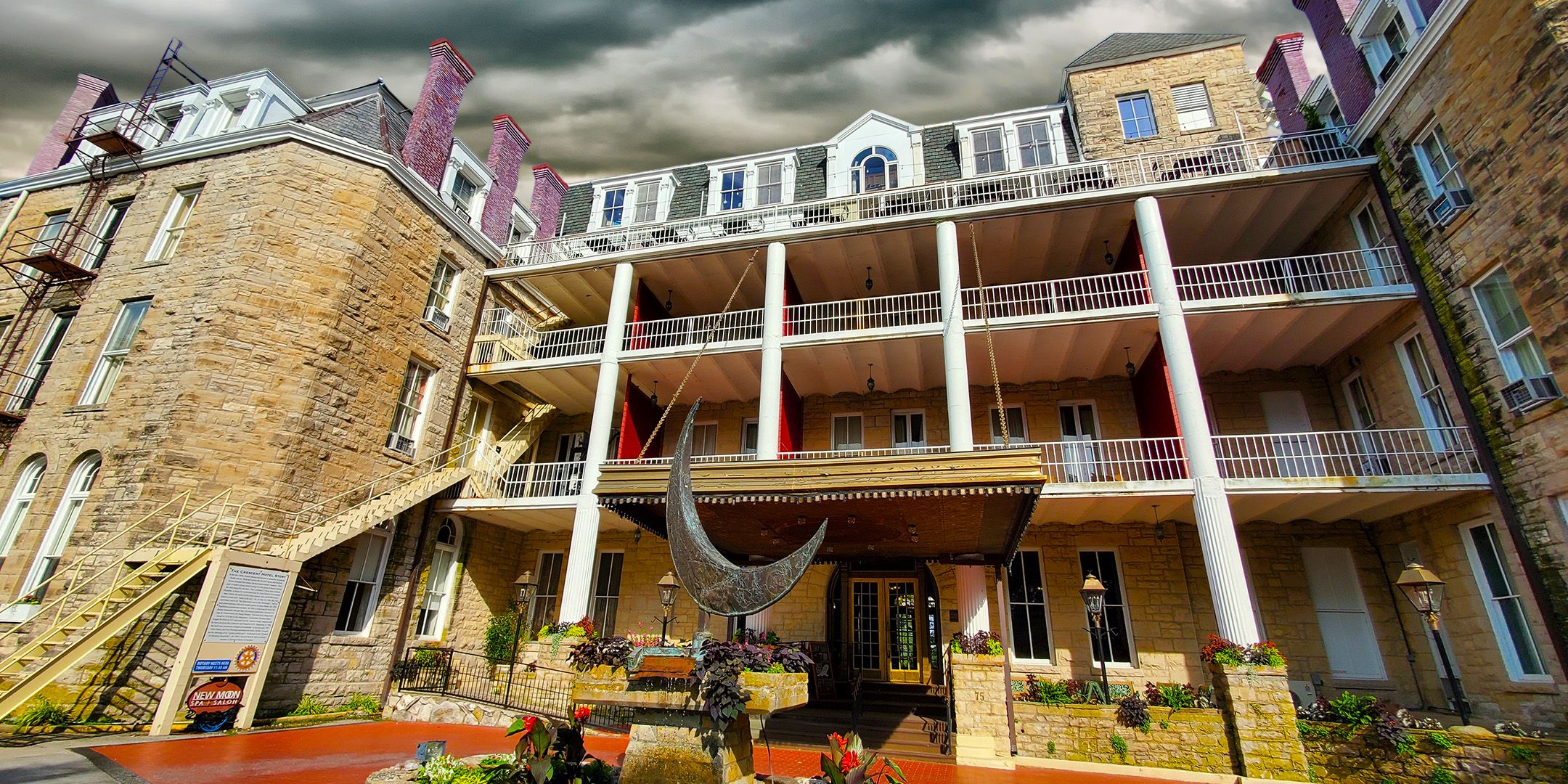 南で最も魅力的な小さな町は歴史に浸され、幽霊が住んでいます