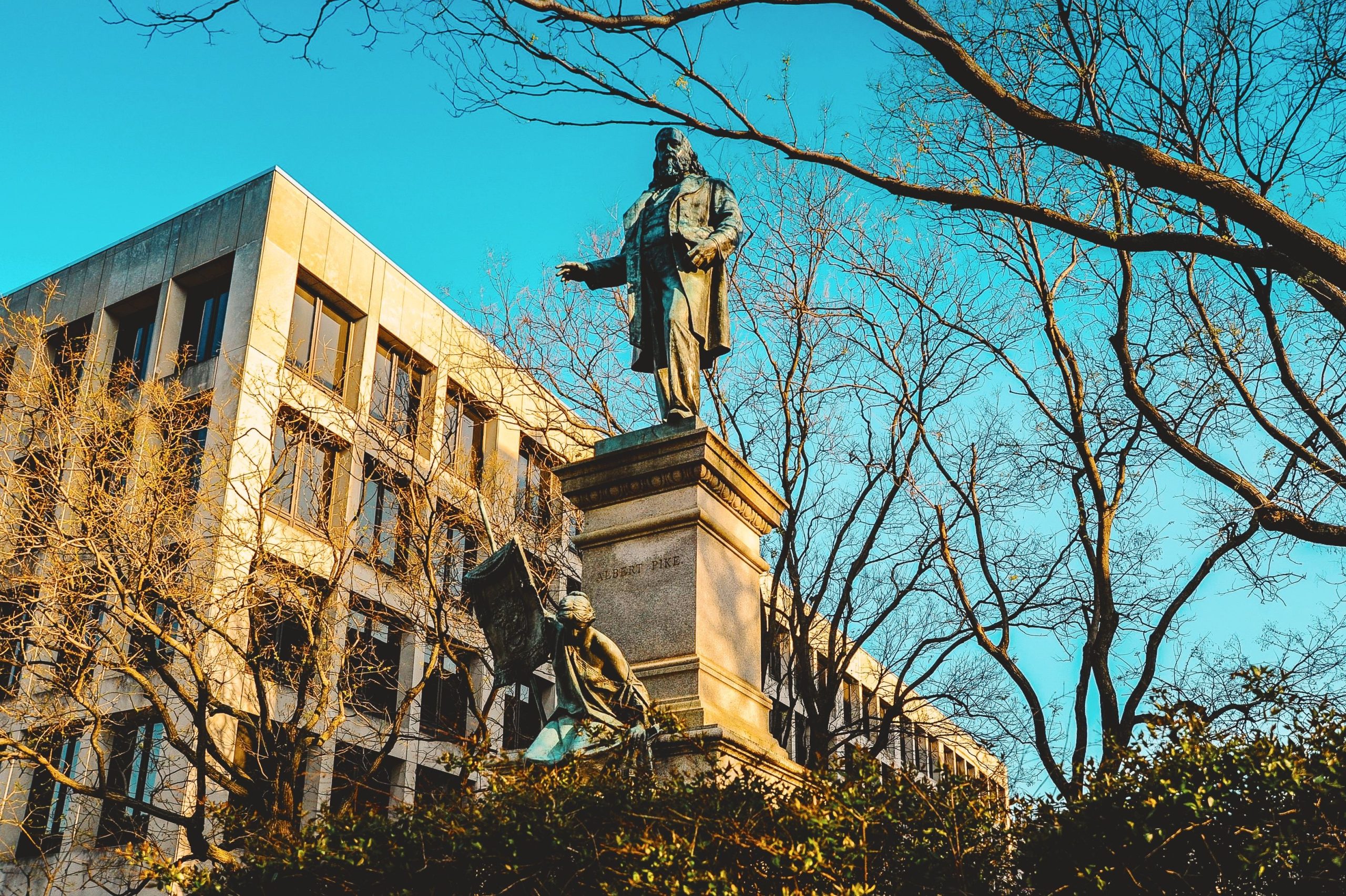 「破壊」：国立公園局が動き、BLMの抗議中に破損した彫像を再インストールするにつれて猛烈なアメリカ人