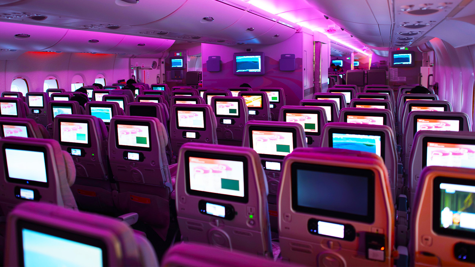 シートのアップグレードにお金を払わずに飛行機でより良い睡眠を得る方法