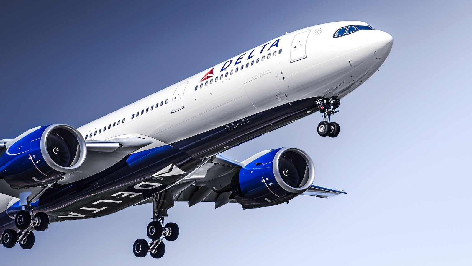 「私の最悪の悪夢」：新しくリリースされたレポートは、デルタ飛行の乱流が乗客を天井に投げ込んだという悲惨な詳細を明らかにしています