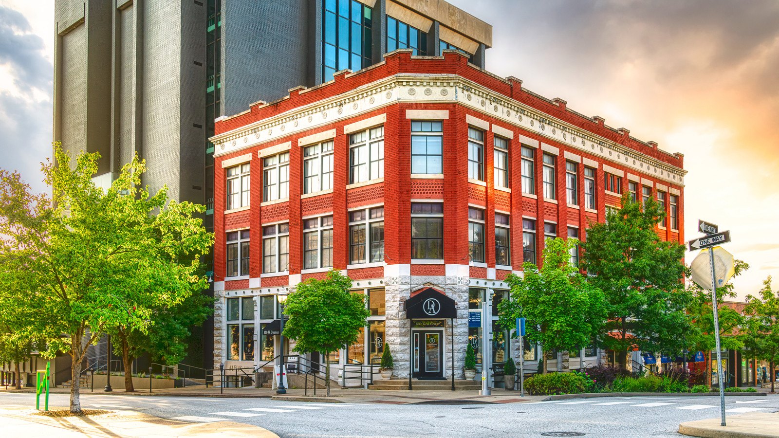 最も美しい小さな町は、公式にはニューリバー渓谷国立公園への玄関口です