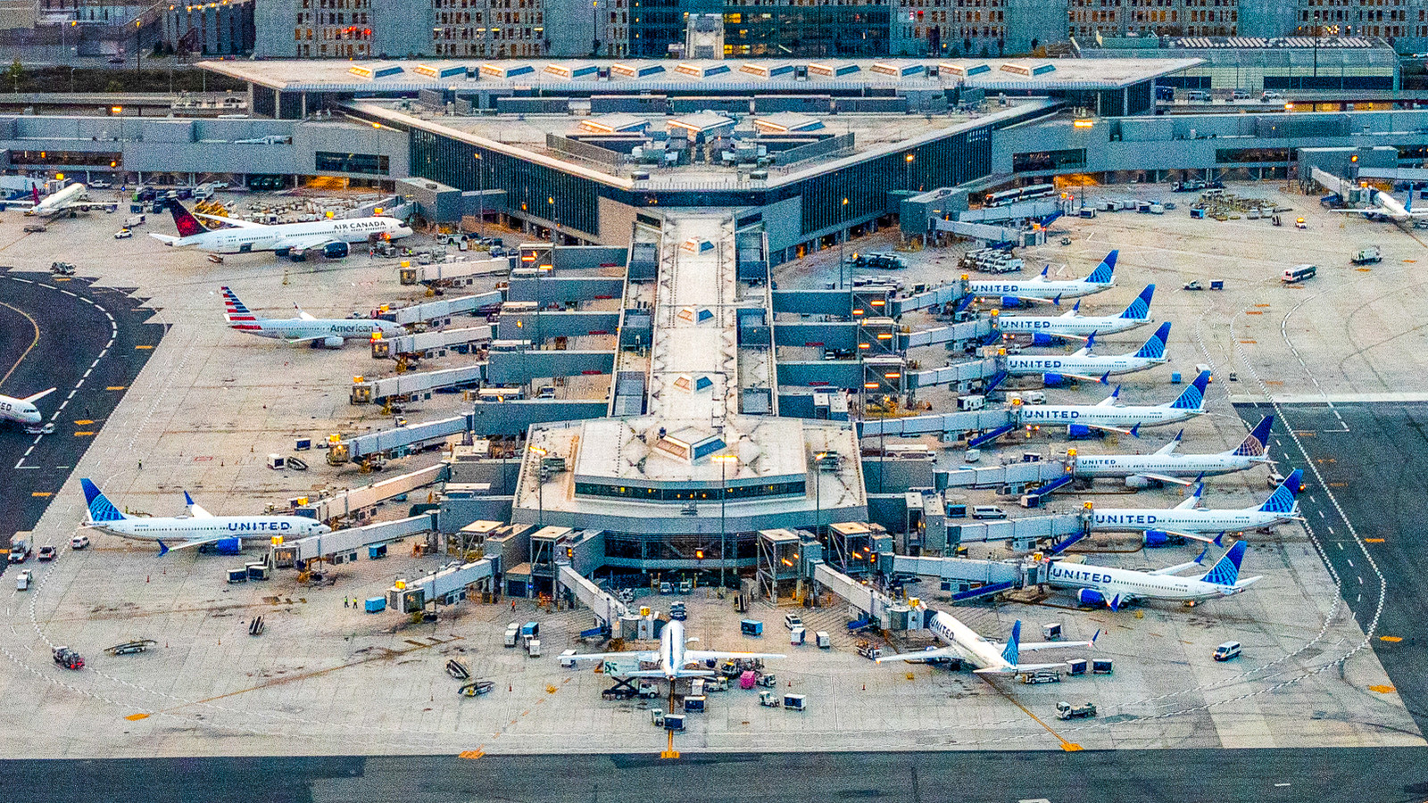 労働者の日の週末に先立ってアメリカで最も忙しい空域を失敗した後、旅行者はニューアークリバティ空港で疑念を捨てました