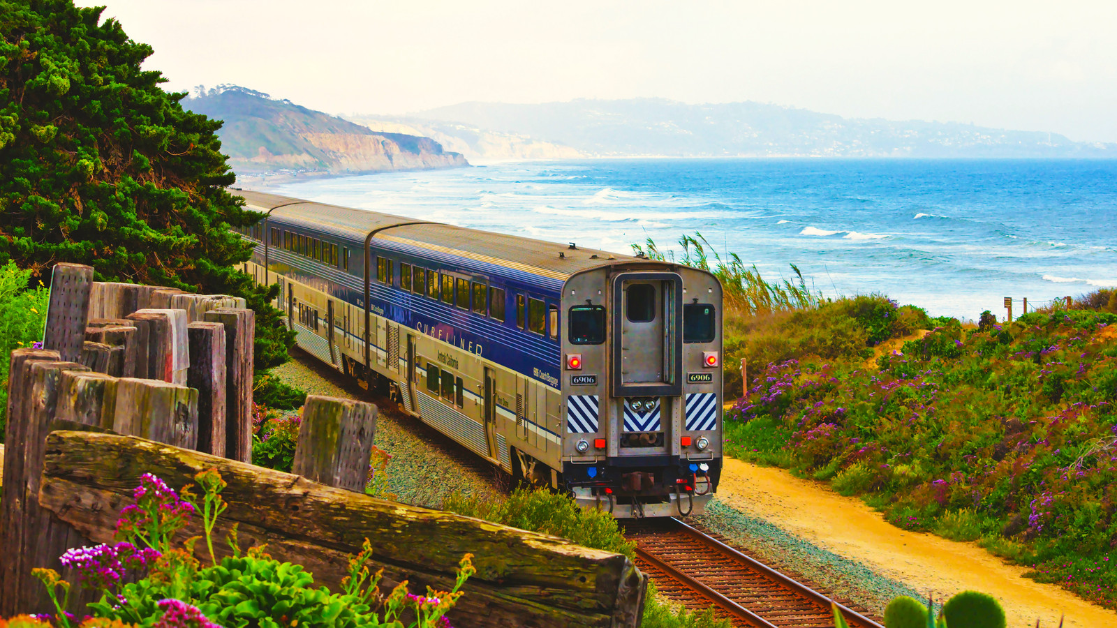 電車で西海岸を旅する：アムトラックの海岸星光ルートがどれくらいかかるか、そしてそれがいくらかかるか