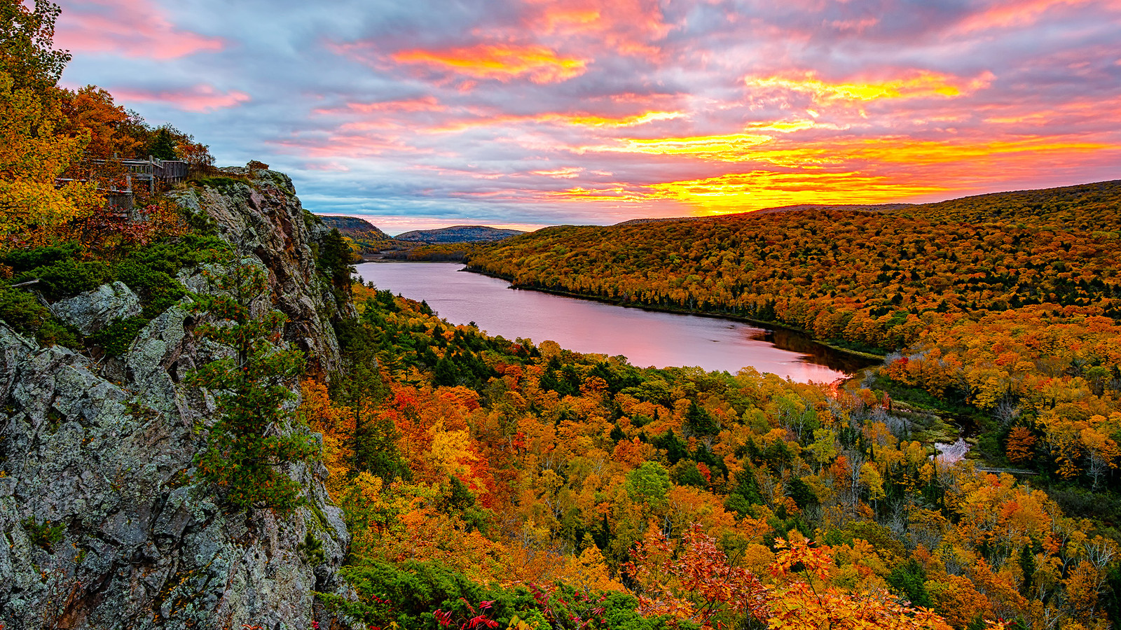 ミシガン州で最も過小評価されている州立公園はアカディア国立公園よりも優れています