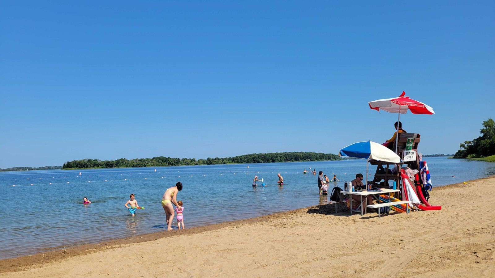 米国カナダの国境にあるこの秘密の州立公園には、カリブ海のような青い水があります