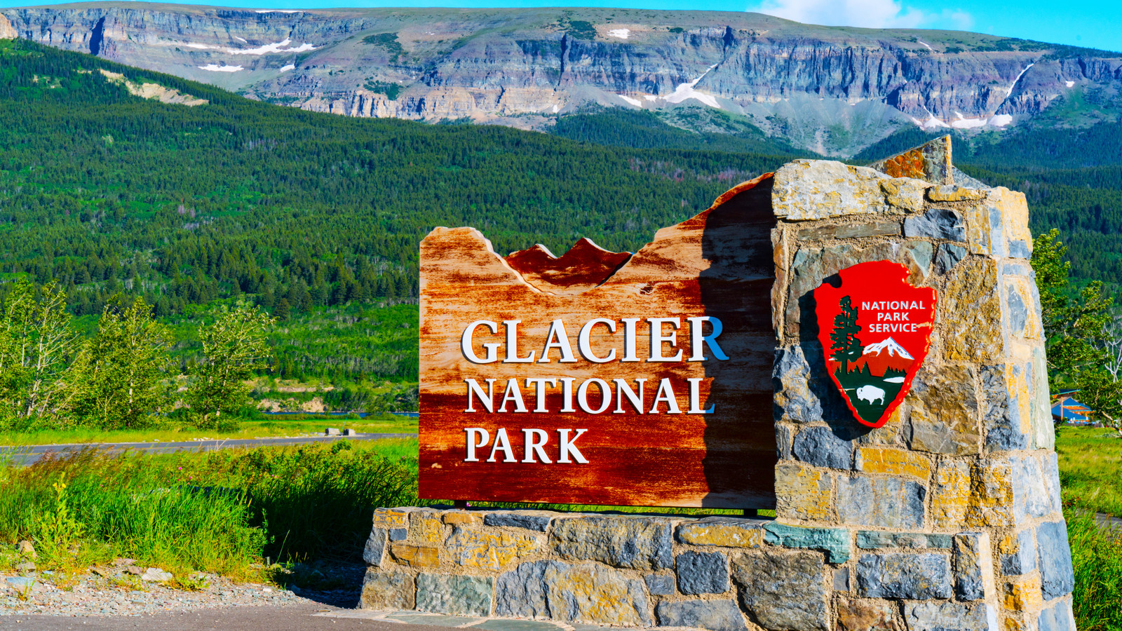 氷河国立公園は、最も皮肉な日に資金削減と労働条件に抗議して噴火します