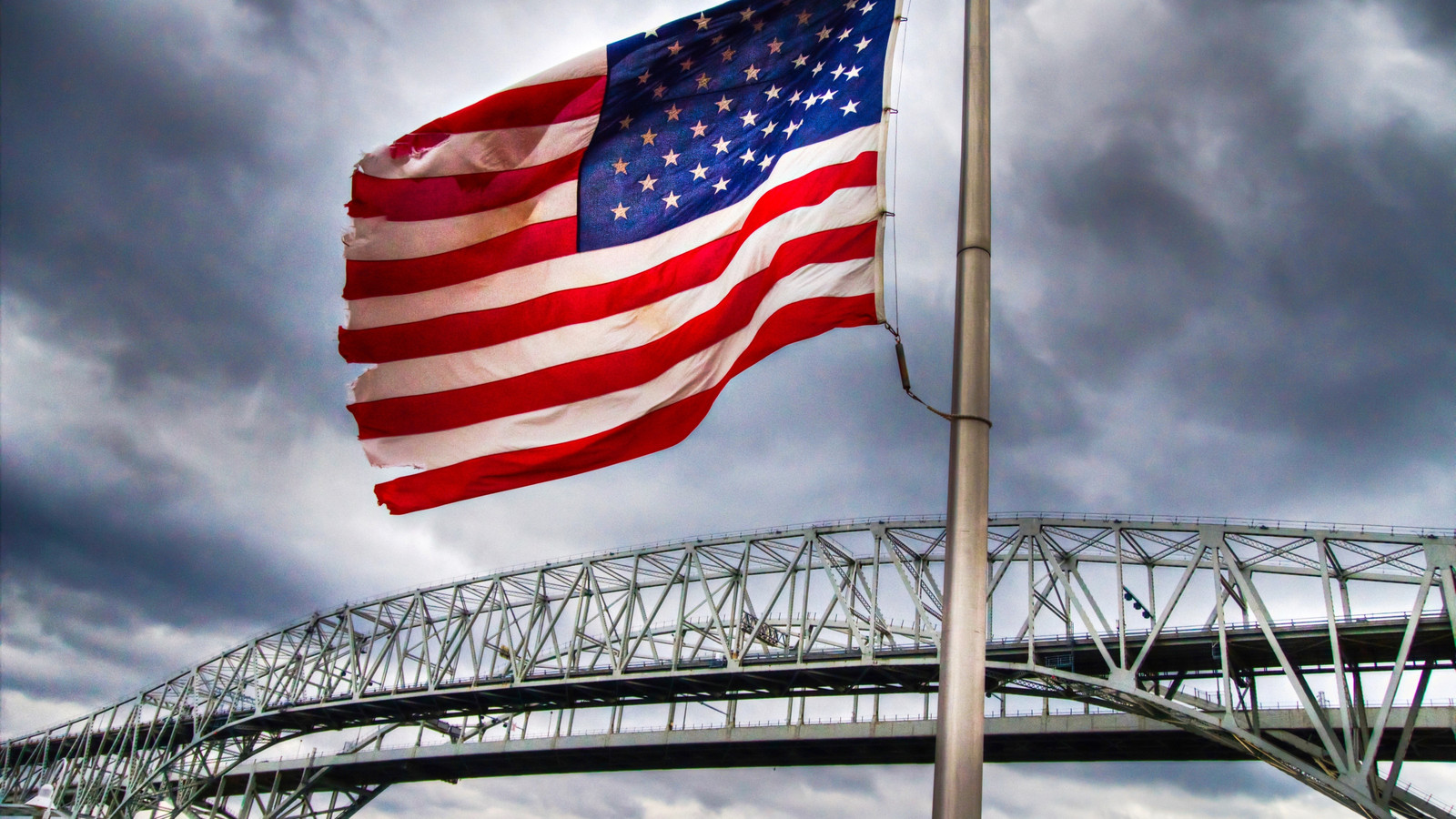 アメリカ人は、カナダへの交差点であるブルーウォーターブリッジの国境で「珍しい活動」についての真実を共有しています