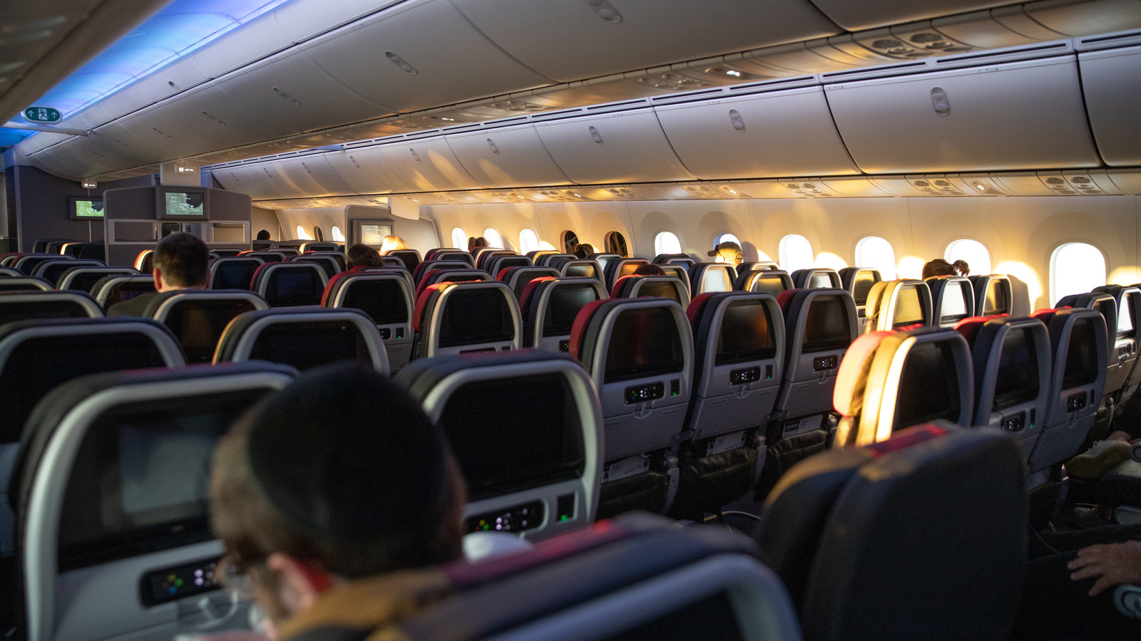 アメリカ人は、私たちの目的地を切望した空の飛行の憂鬱な写真にイライラしました