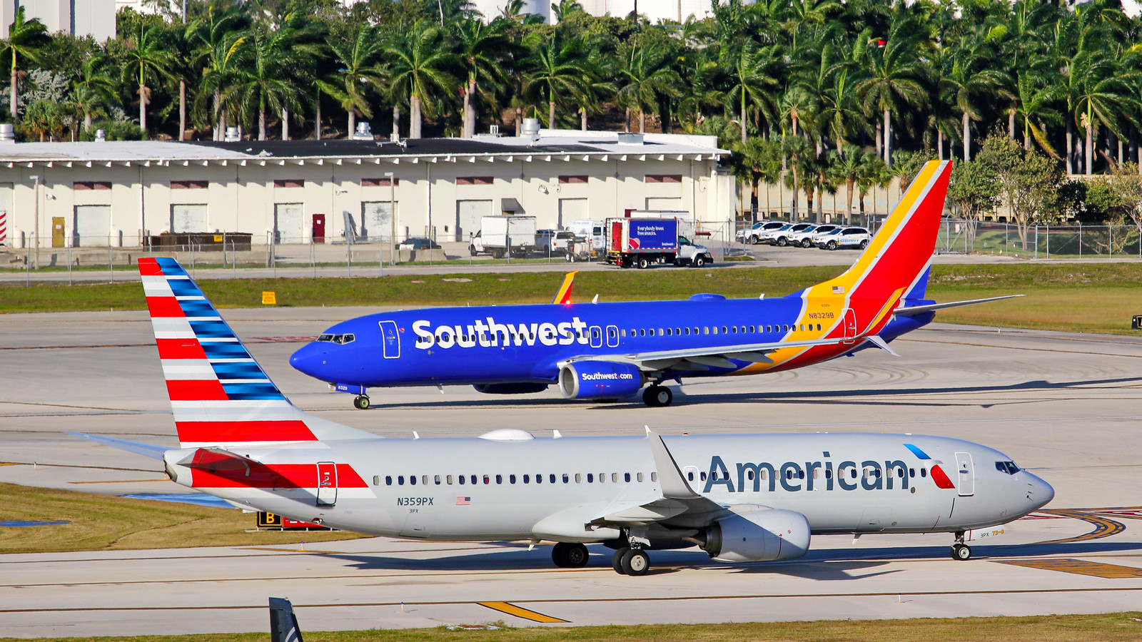 最も（そして最小）チェックバッグ料金が最も多い航空会社