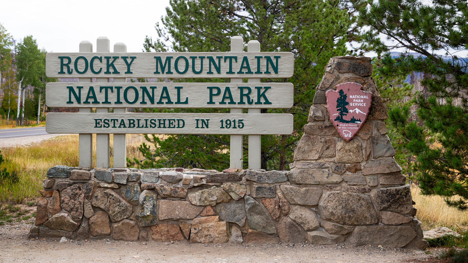 ロッキーマウンテン国立公園の訪問者は、8月下旬に使用される予定の「有毒化学物質」に警告を発します