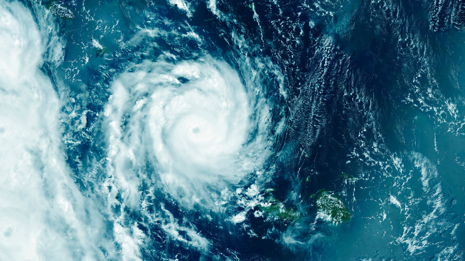 ハリケーンエリンの映像を心配しているアメリカ人は、大西洋での記録的な強さを紹介しています