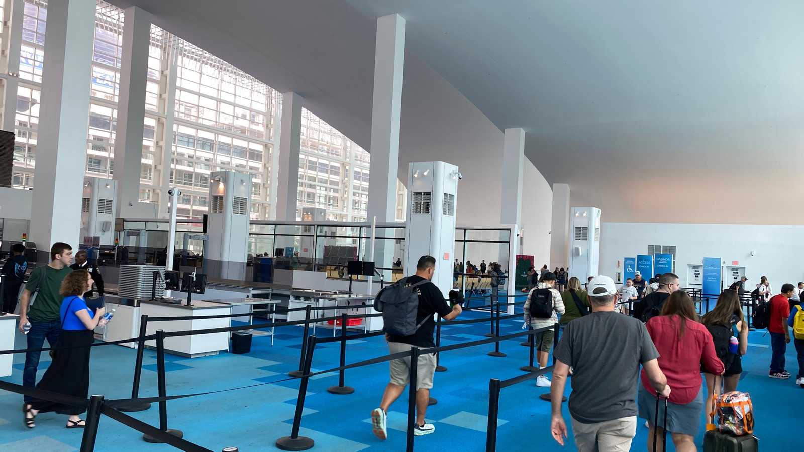 カーニバルクルーズラインホライズンゲストは、日常的なセキュリティスクリーニングで電話チェックでポルトミアミで逮捕されました