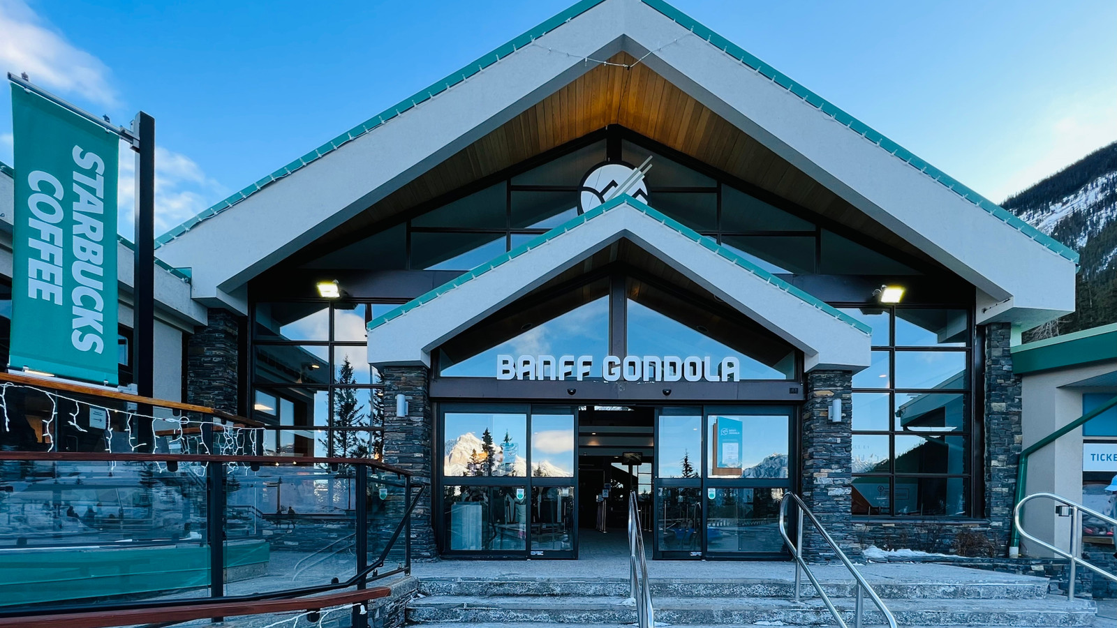 バンフ国立公園の訪問者は、この進行中の夏号のために国際観光税を要求しています