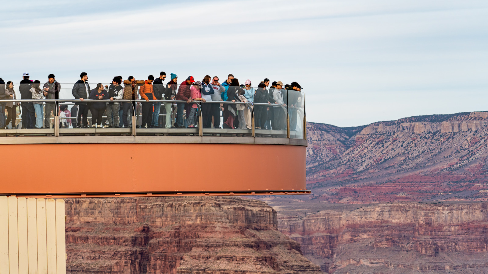グランドキャニオン国立公園の訪問者がラインを越える：ガールフレンドとルールを破り、年齢の2倍の男と戦う