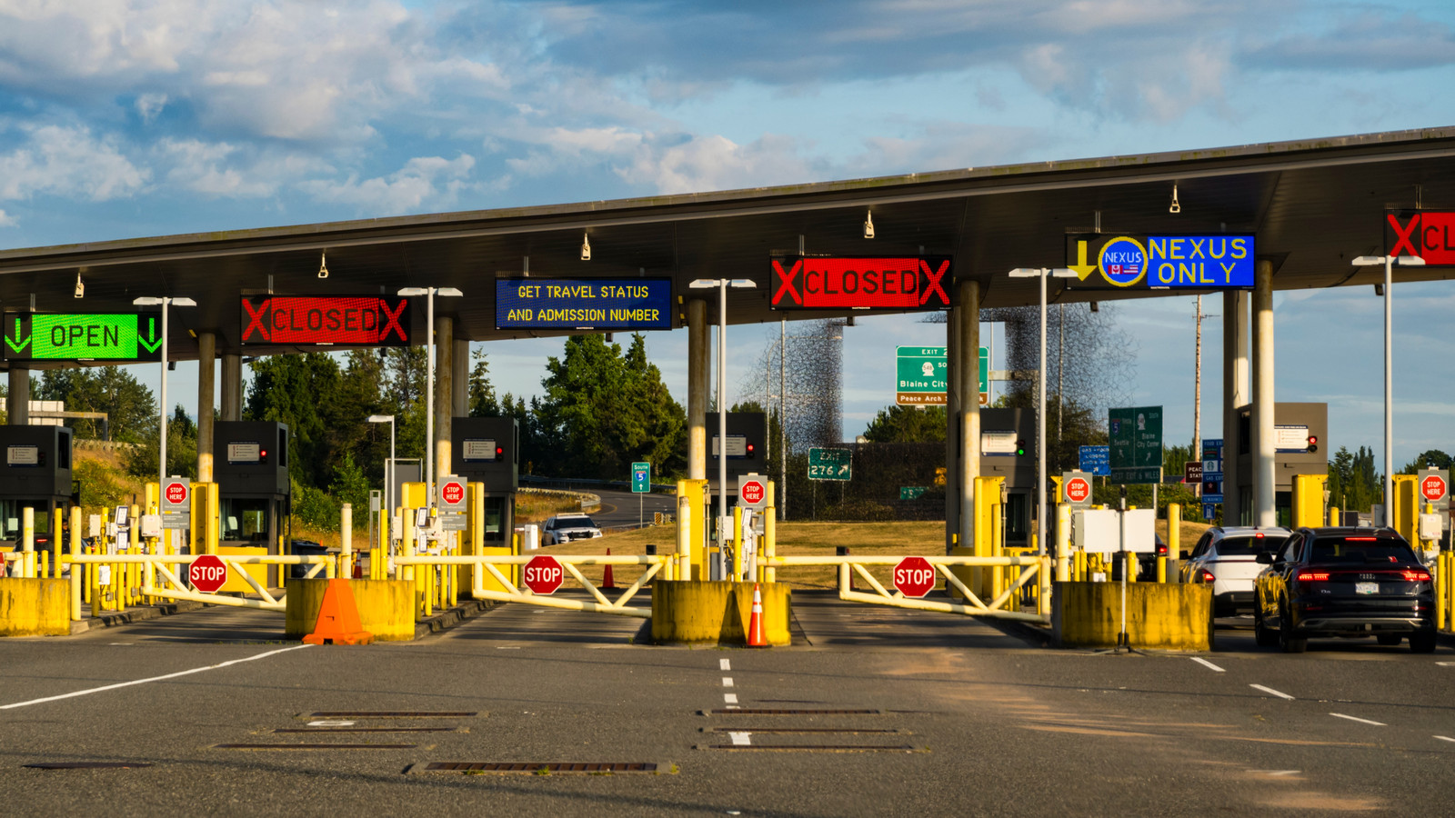 カナダのお気に入りの米国の目的地は、「服が多すぎる」ため、国境の交差点でカナダ人を拒否したためにフラグを立てられました