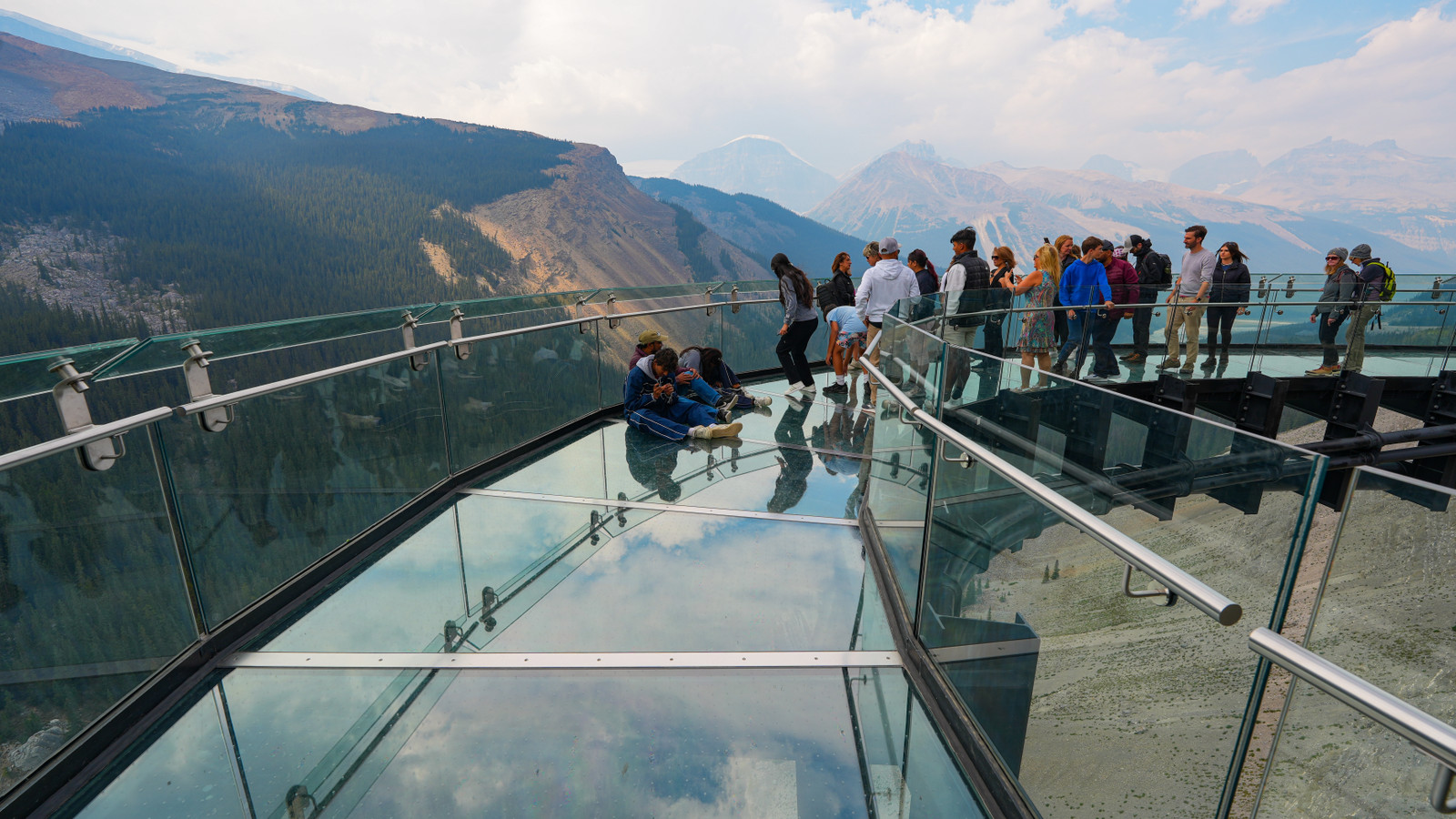 カナダ政府はカナダで最も愛されている国立公園を心配しており、訪問者に写真の助けを求めています