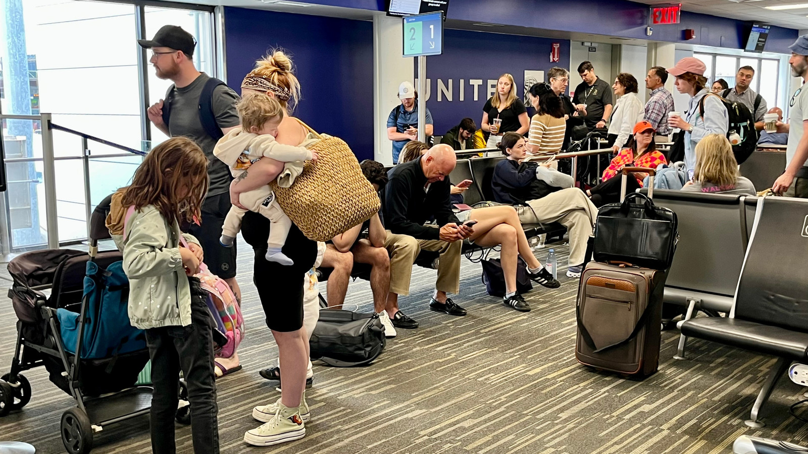 ユナイテッド航空は、技術的な懸念に関するFAAとの呼び出しに続いて、カナダと米国からのすべてのフライトを停止します