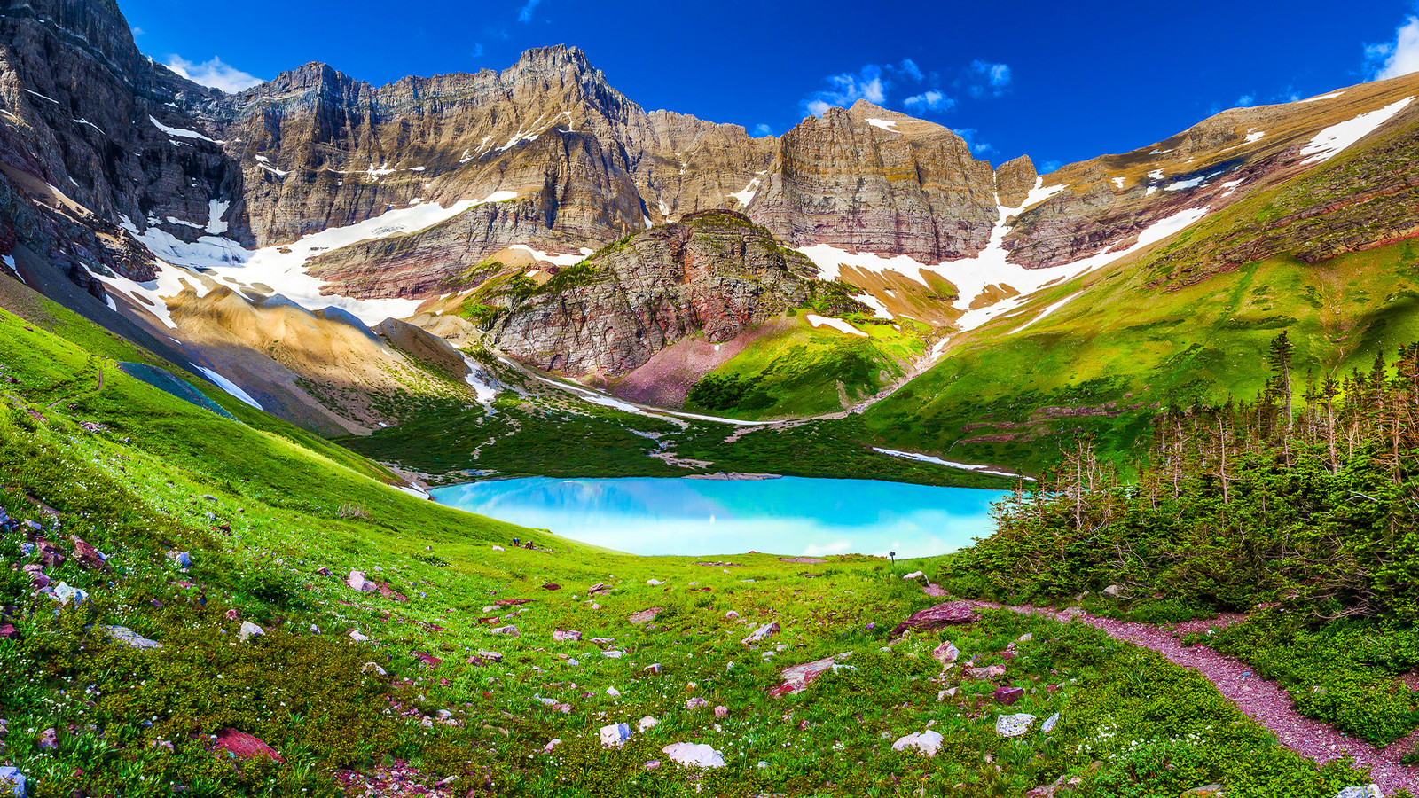 隠されたミニ湖マクドナルド氷河国立公園の訪問者の1％だけが見ることができます